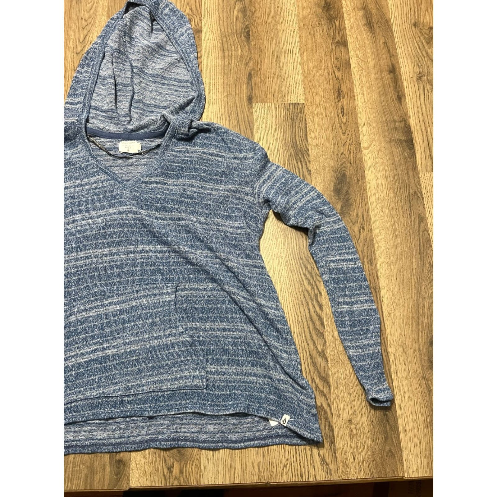 Volcom Volcom Hoodie Women's Medium Blue Pullover Long Sleeve V-neck Size M / US 6-8 / IT 42-44 - 4 Thumbnail