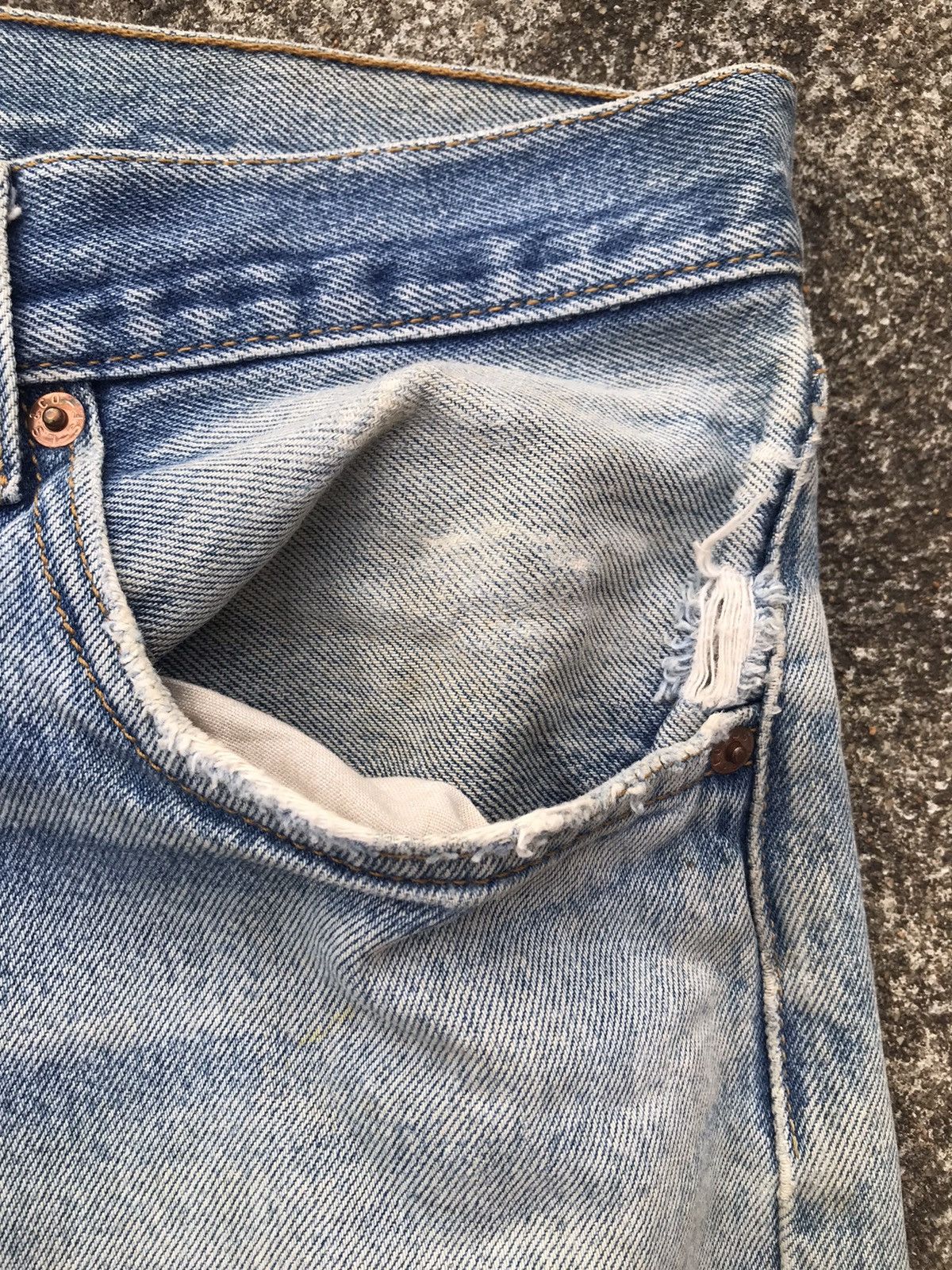 Levi's Vintage Levis 501 Buttonfly Distressed Size US 37 - 10 Thumbnail