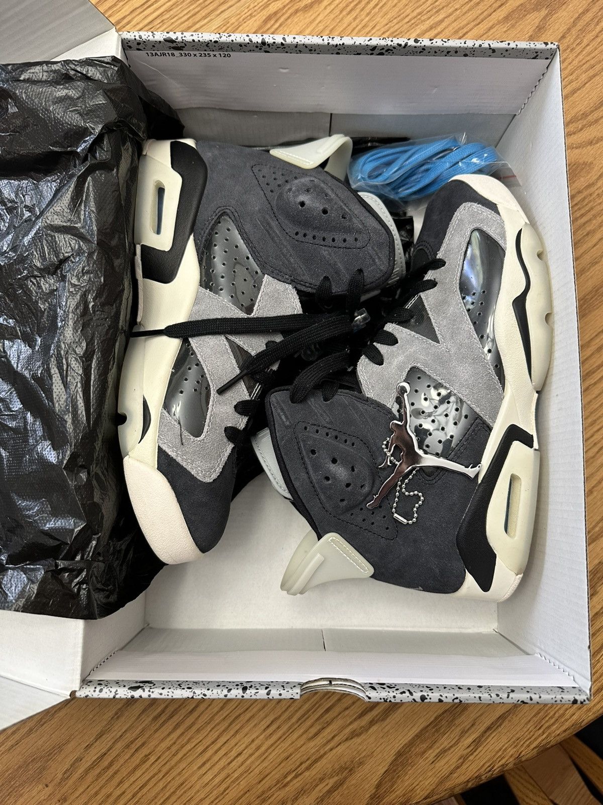 Jordan Brand × Nike Women’s Air Jordan 6 Retro Size US 7 / IT 37 - 3 Thumbnail