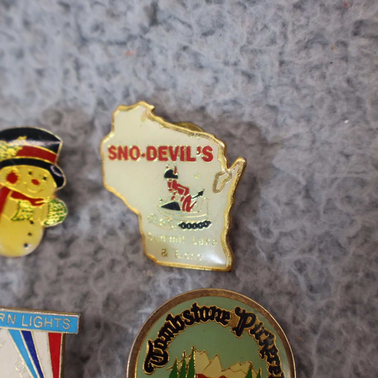 The Unbranded Brand 7 Piece Vtg Pin Lot Ski Sno-Devils Snowmobile Club Mountain Size ONE SIZE - 7 Thumbnail