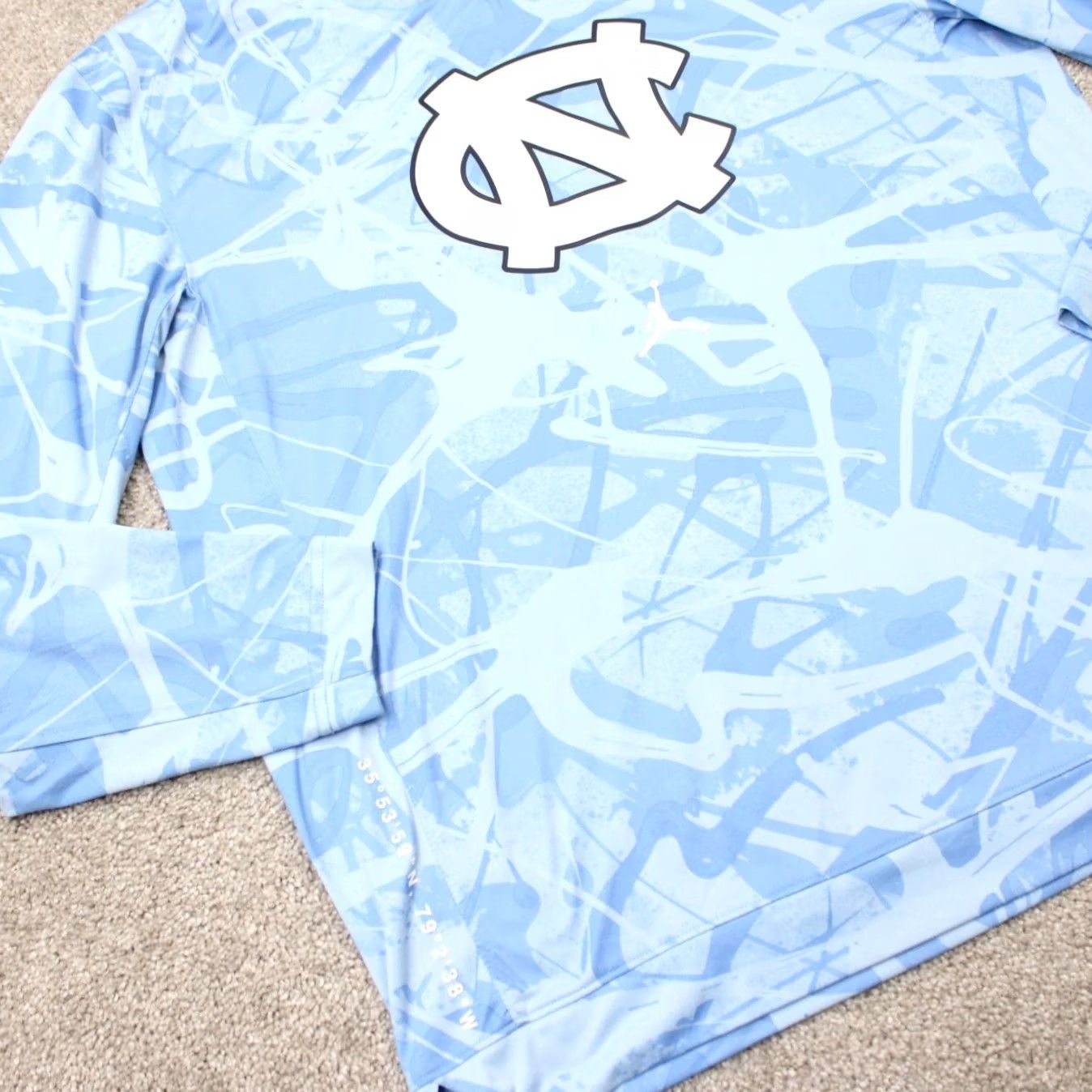Jordan Brand Jordan North Carolina Shirt Mens Medium Blue Tarheels Poly Long Sleeve Pullover Size US M / EU 48-50 / 2 - 4 Thumbnail