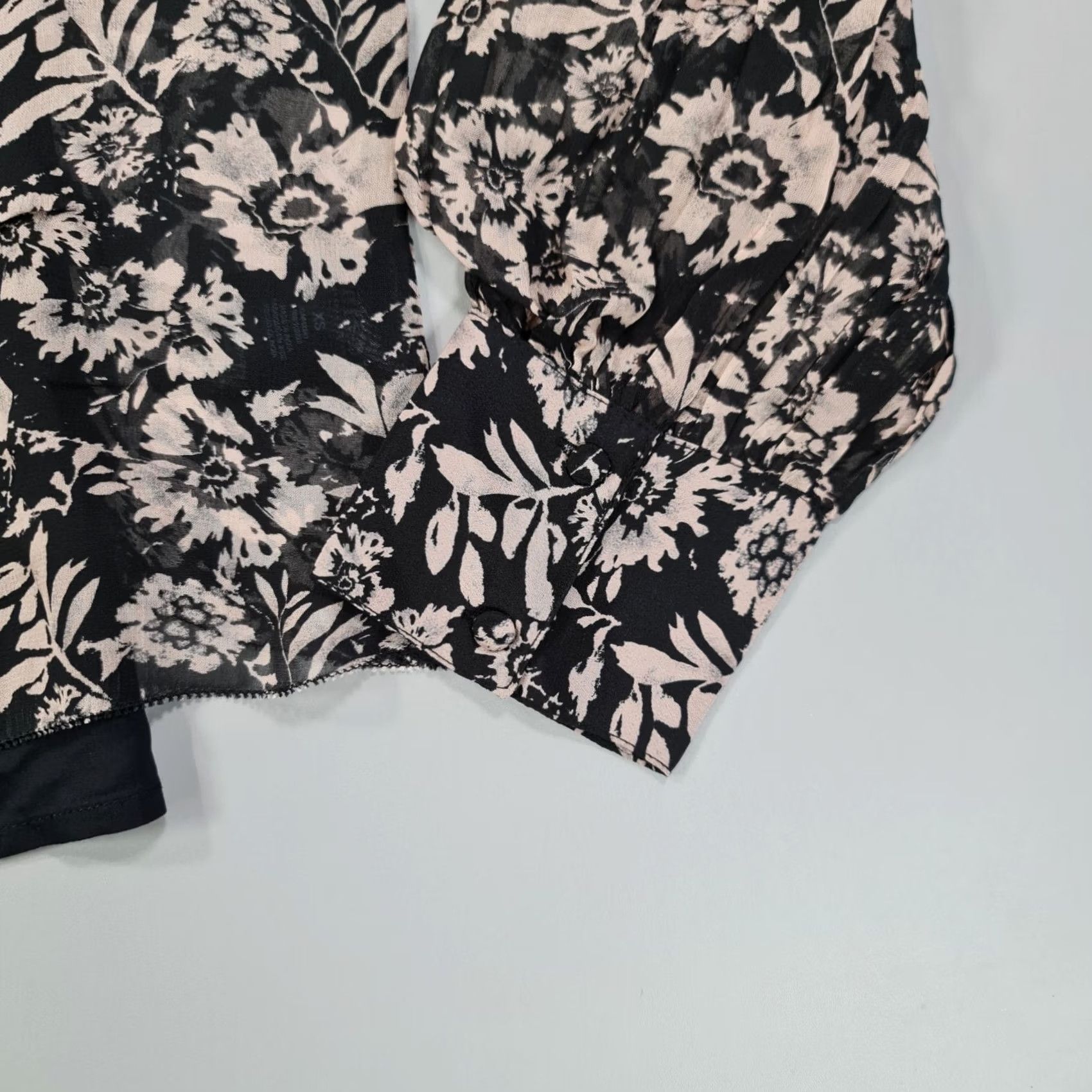 Velvet Velvet by Graham & Spencer Blouse Womens XS Black Floral Long Sleeve Henley Pullover Viscose Dry Clean Only Size XS / US 0-2 / IT 36-38 - 4 Thumbnail