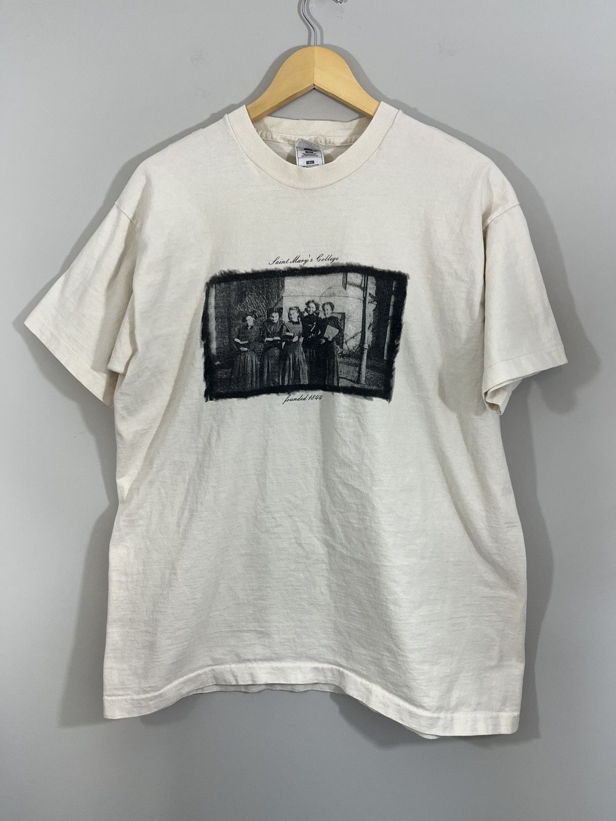 Vintage Vintage College Black White Photo Graphic University Tee Size US XL / EU 56 / 4 - 1 Thumbnail