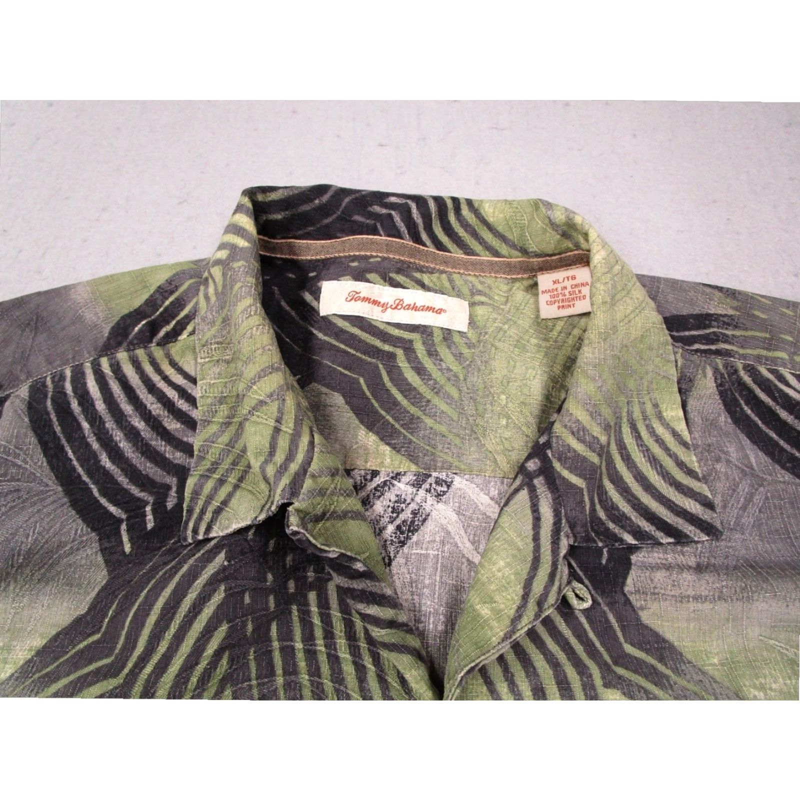 Tommy Bahama Tommy Bahama Mens Green Silk Short Sleeve Hawaiian Shirt XL Button Up Loop Collar Size US XL / EU 56 / 4 - 3 Thumbnail