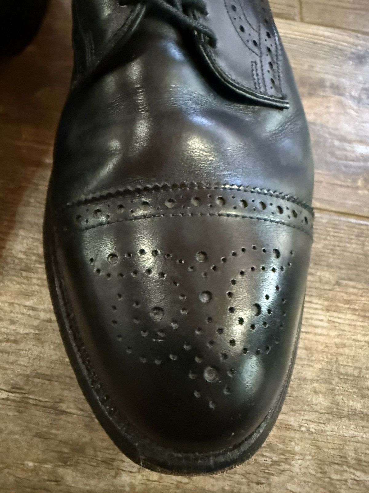 Allen Edmonds Allen Edmonds Sanford 9.5 D Black Broque Captoe Oxford Size US 9.5 / EU 42-43 - 11 Thumbnail
