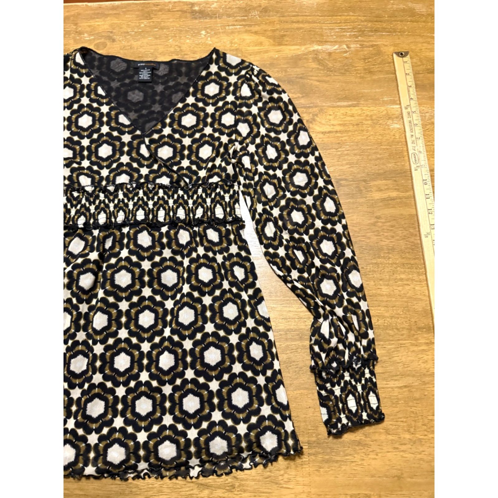 Bcbgmaxazria BCBGMAXAZRIA Blouse Women's Size Small Black Brown Long Sleeve V-neck Size S / US 4 / IT 40 - 4 Thumbnail