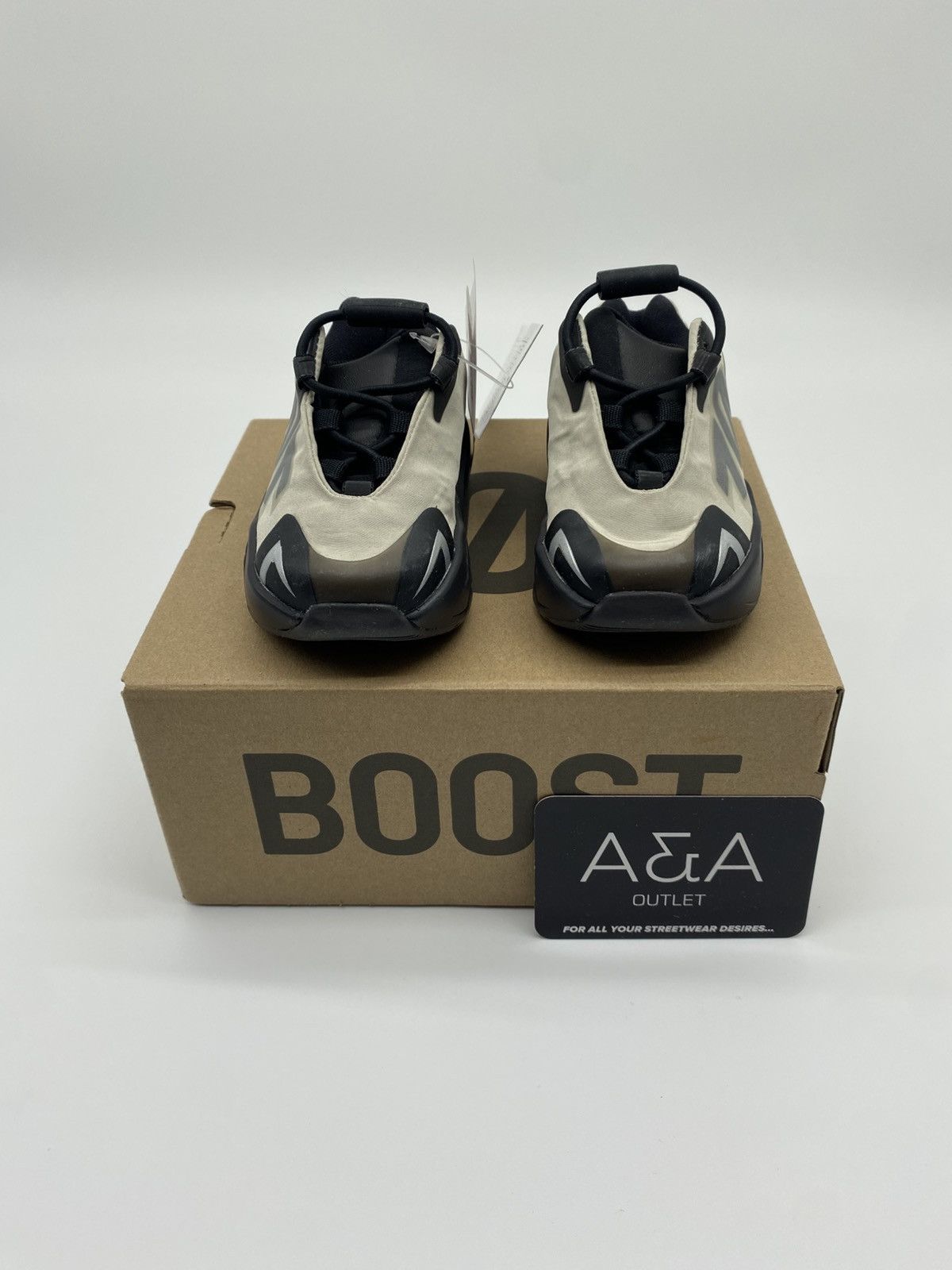 Adidas Yeezy Boost 700 MNVN Bone Infants US 4K Brand New Size US 4 / IT 34 - 3 Thumbnail