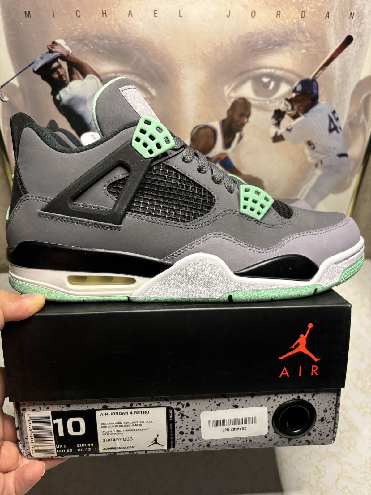 Jordan Retro 4 ‘green glow’