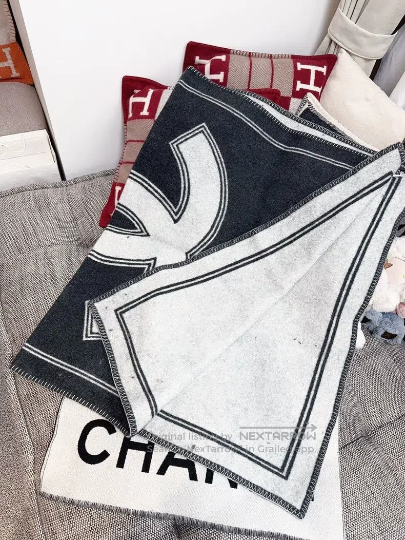 Chanel Chanel 21B Classic Double C Logo Double-sided Cashmere Bla Size ONE SIZE - 1 Thumbnail