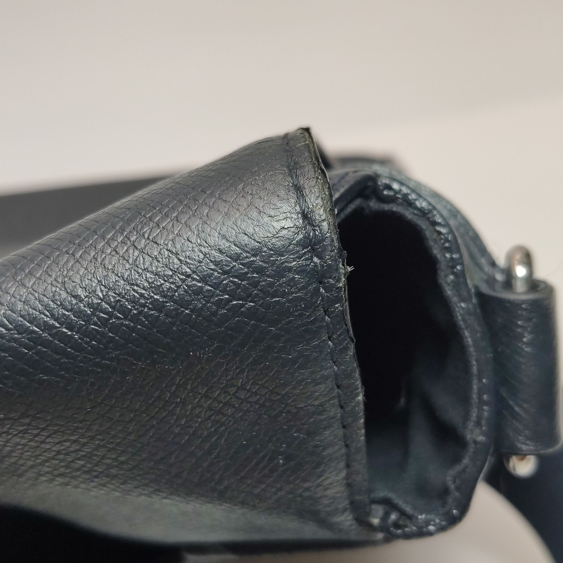 Louis Vuitton Louis Vuitton (LV) Roman leather solid color flap crossbody Size ONE SIZE - 6 Thumbnail