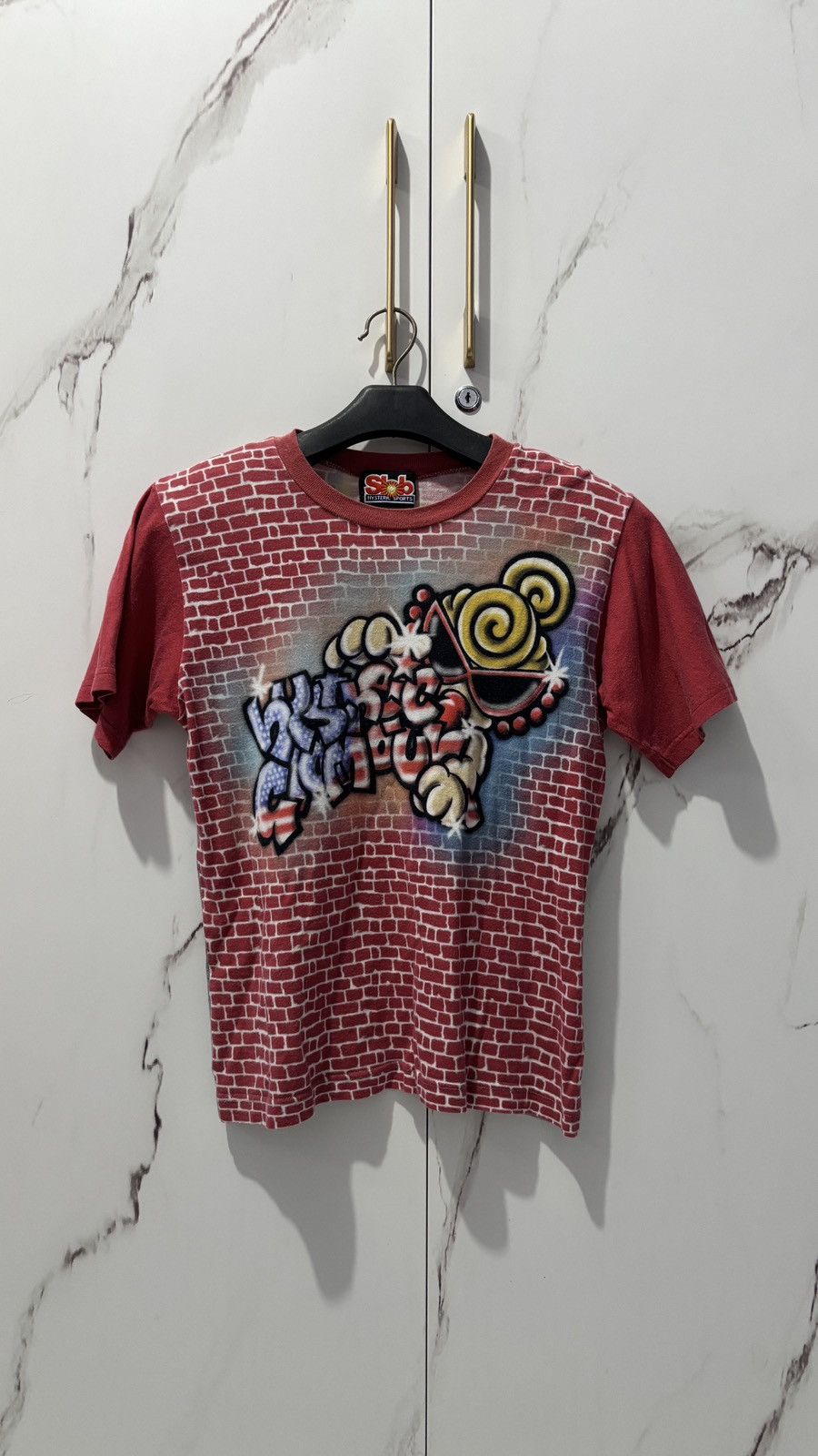Hysteric Glamour 🔥needgone!!Hysteric Mini "Mini-Chan" Brick Wall Graphic Tee Size US S / EU 44-46 / 1 - 1 Thumbnail