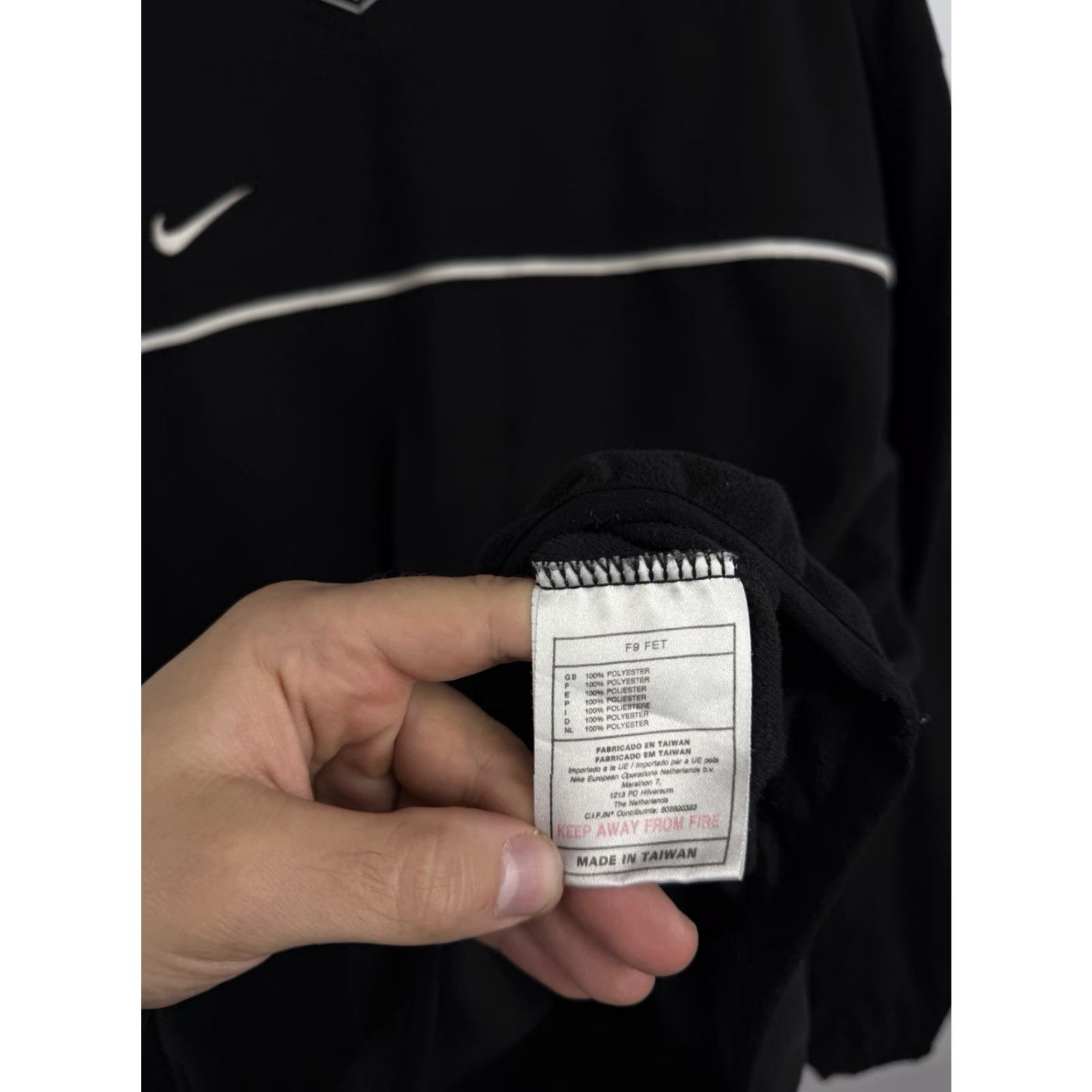 Nike VINTAGE Nike Team Fleece Sweatshirt Black L Mens 90s Retro Rare Defect Sleeve Size US L / EU 52-54 / 3 - 7 Thumbnail