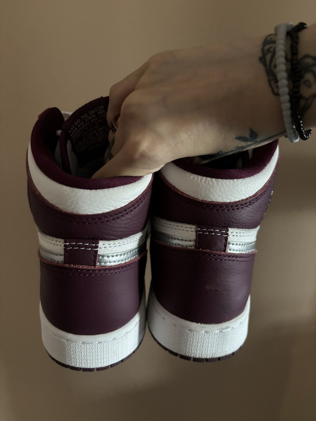 Jordan Brand Air Jordan 1 Retro High OG GS ‘Bordeaux' Size US 6.5 / EU 39-40 - 4 Thumbnail
