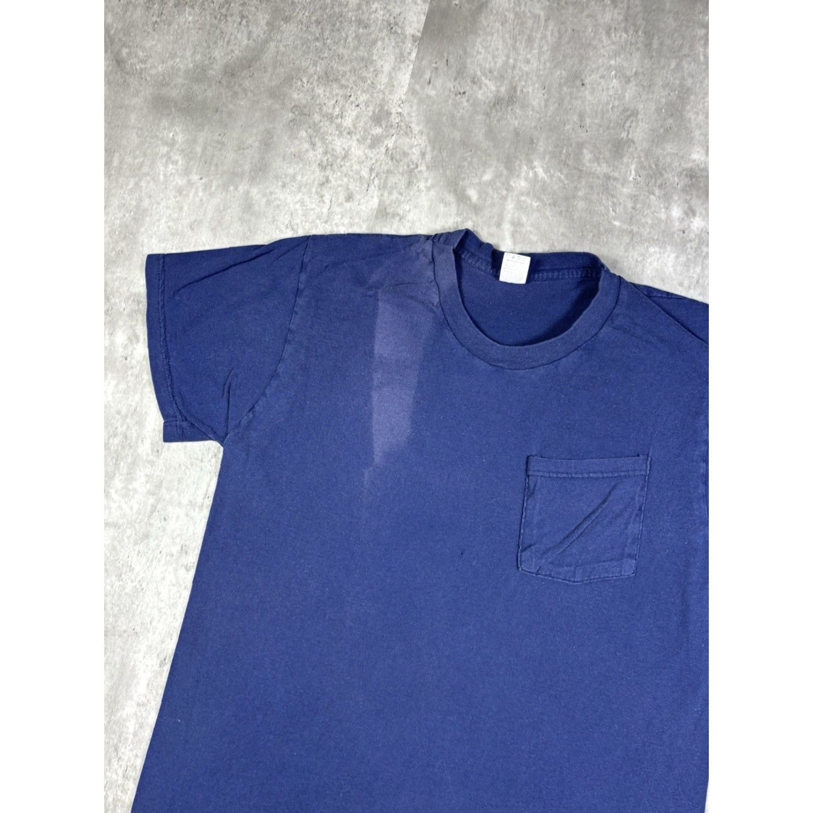 Fruit Of The Loom VINTAGE Fruit Of The Loom Blank Pocket T-Shirt L Men Blue Cotton Crew Neck Short Sleeve 90s USA Friends Twilight Free! Pockets Vintage Yes Size US L / EU 52-54 / 3 - 2 Thumbnail