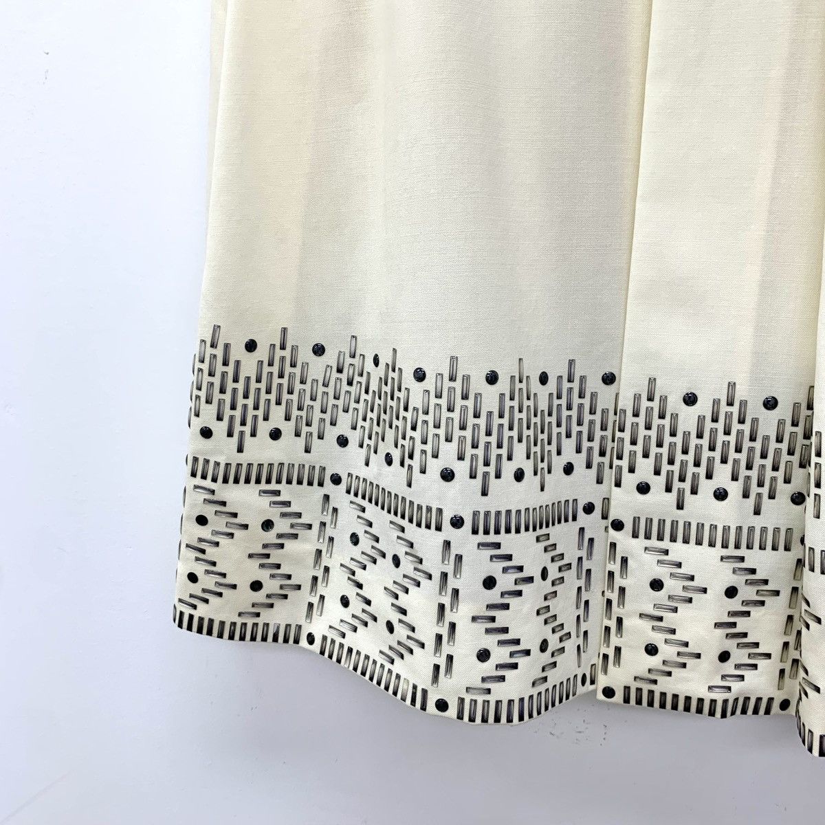 Louis Vuitton Louis Vuitton Beige Beaded Casual Pleated Mini Skirt K26WX Size 27" / US 4 / IT 40 - 4 Thumbnail