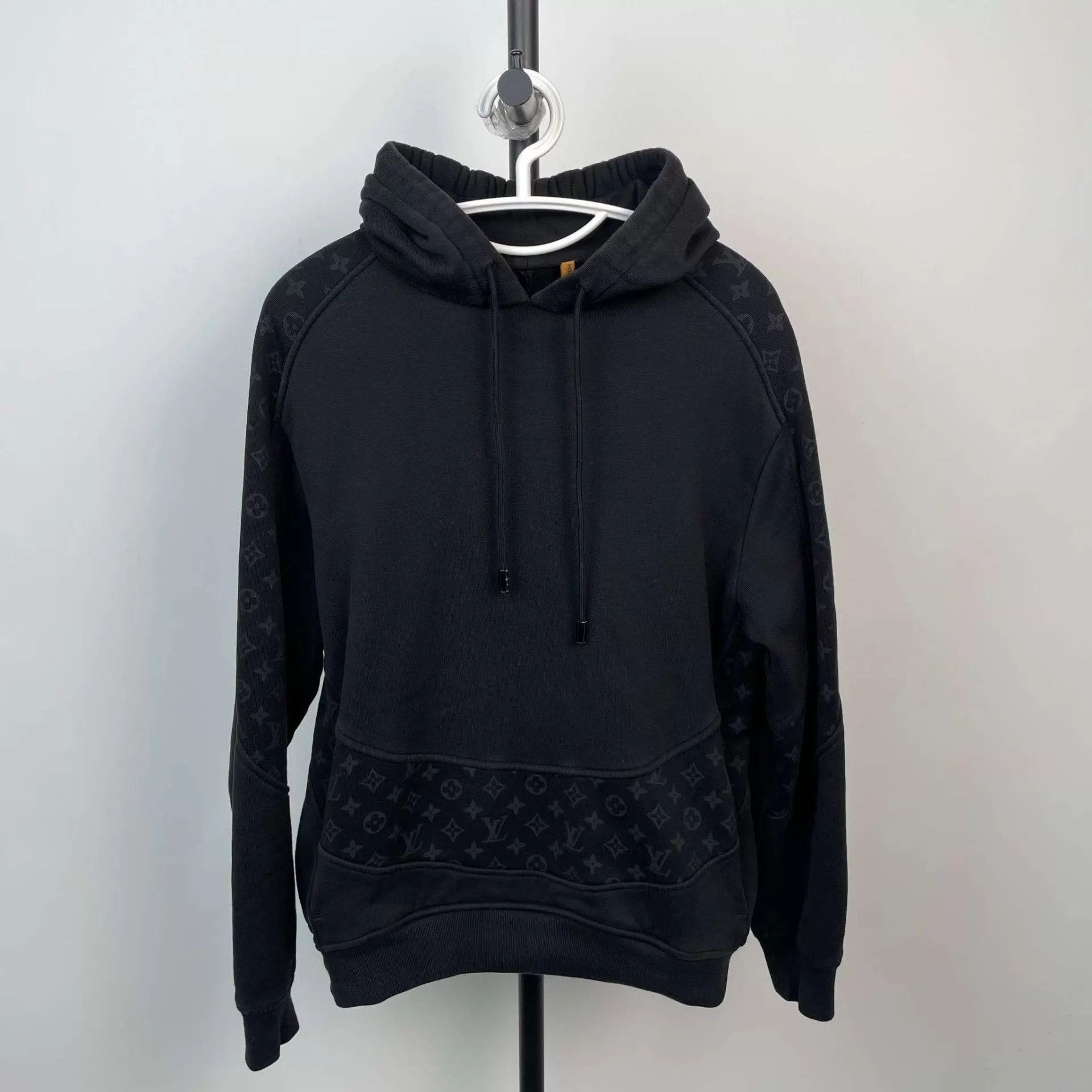 Louis Vuitton LV black circle logo print hoodie S Size US S / EU 44-46 / 1 - 1 Thumbnail