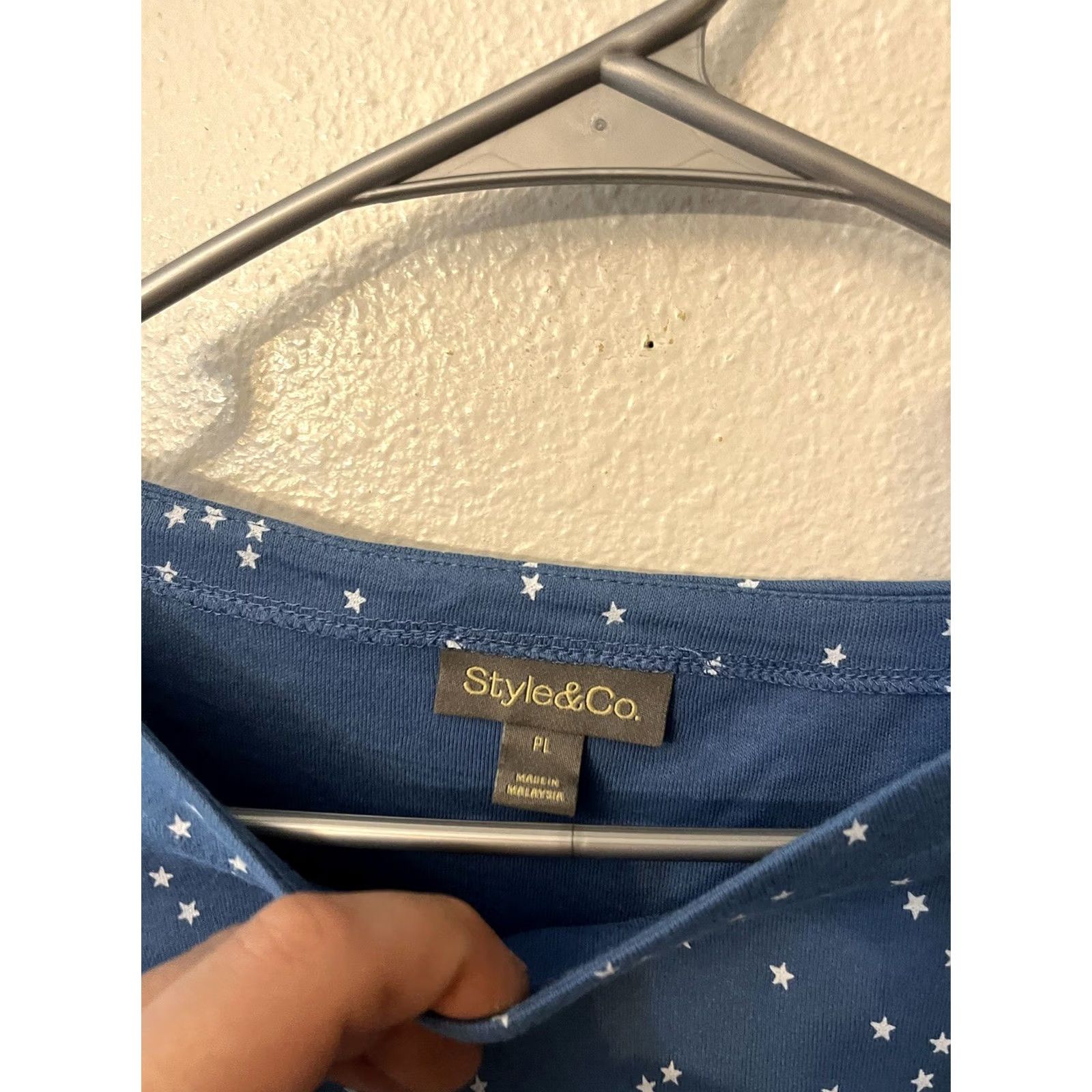 Vintage VINTAGE Style & Co Shirt Women's Petite Large Short Sleeve Stars Print Blue T-Shirt Blouse Size L / US 10 / IT 46 - 2 Thumbnail