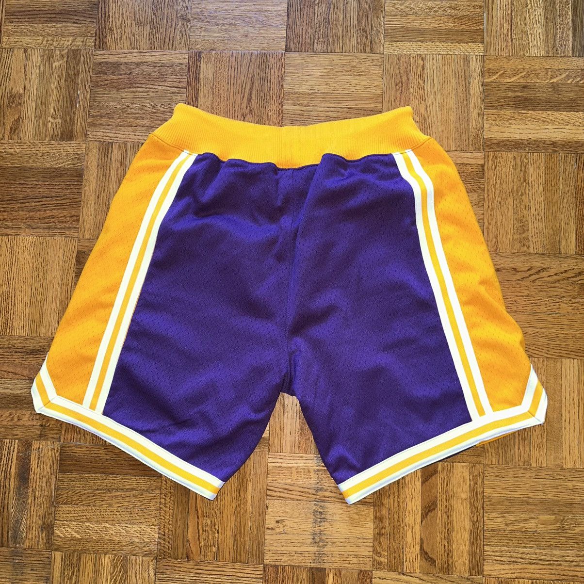 Mitchell & Ness Mitchell & Ness Authentic Los Angeles Lakers 96/97 sz Med 40 Size US 34 / EU 50 - 2 Thumbnail