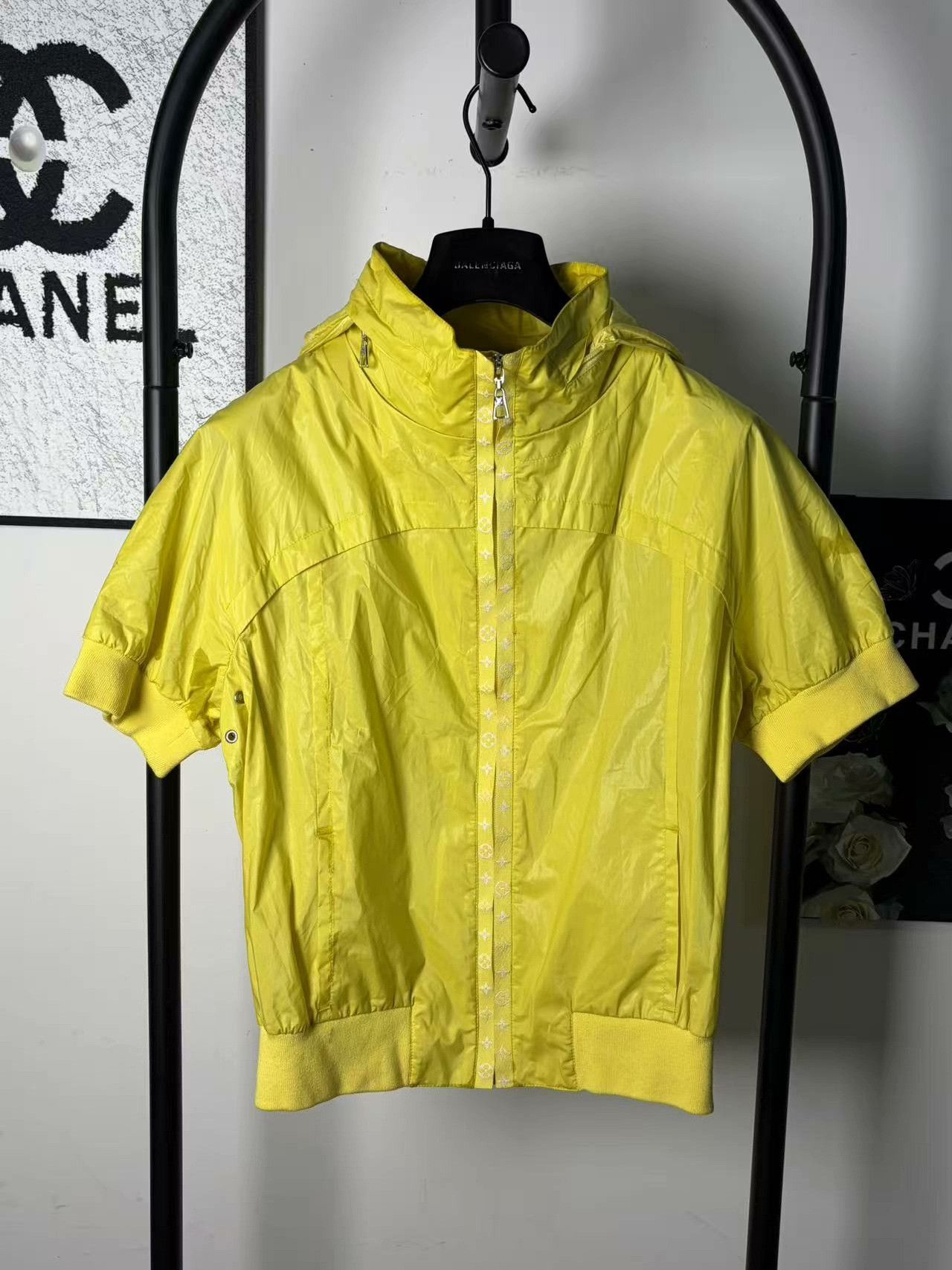 Louis Vuitton Louis Vuitton White Light Jacket s Men Size US S / EU 44-46 / 1 - 1 Thumbnail