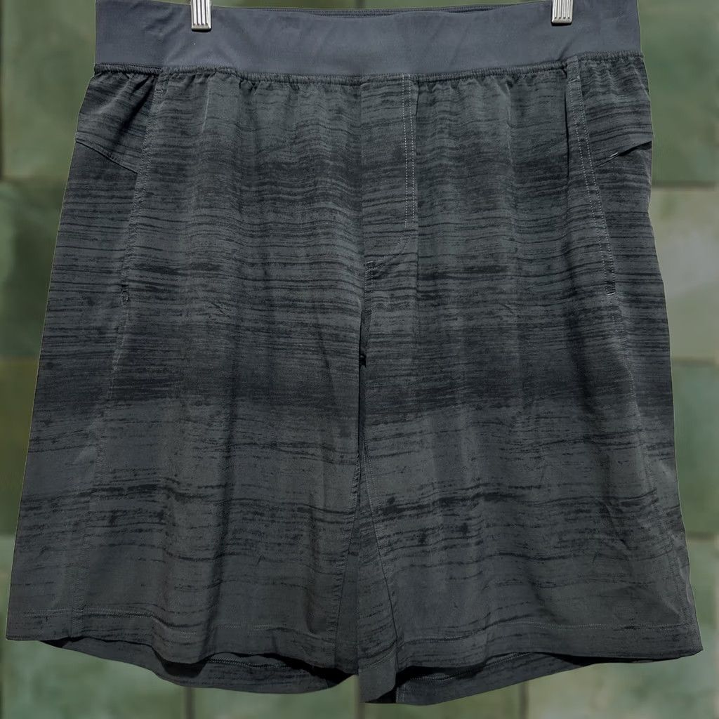 Lululemon Lululemon T.H.E. Linerless Short 10” 2XL Gray/Blue Stripped Drawstring Athletic Shorts Men Regular Size 2XL Summer Moisture Wicking Space Dye Size US 39 - 1 Thumbnail