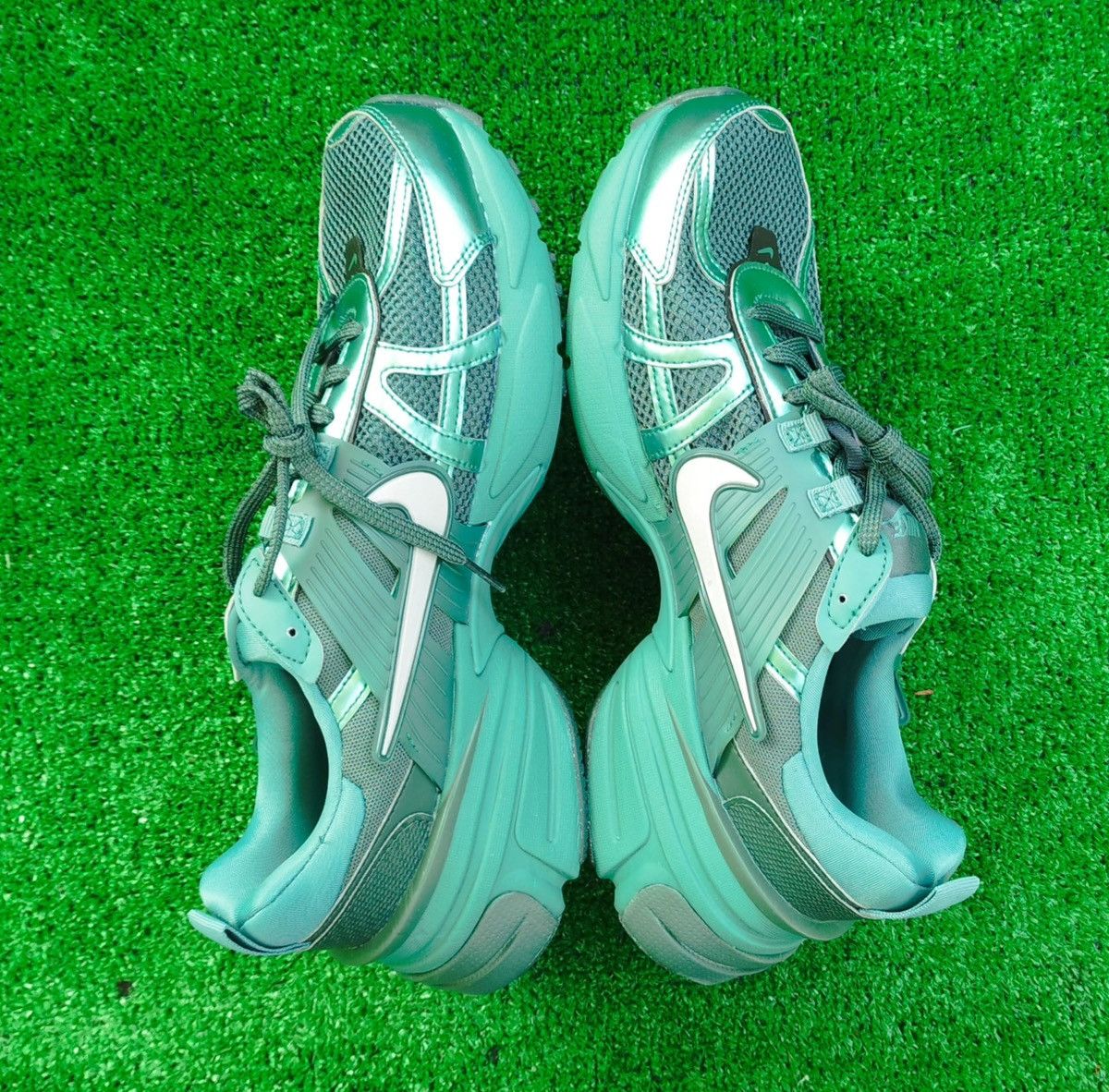 Nike Shoes Nike V2K Run Unisex. Size US 9 / EU 42 - 3 Thumbnail