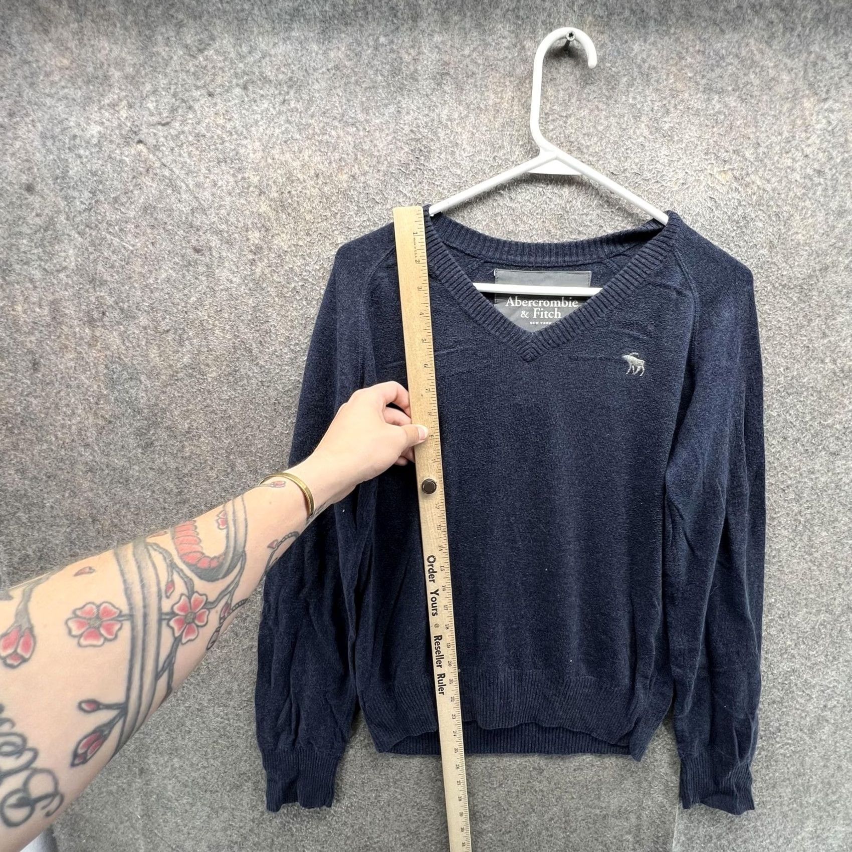 Abercrombie & Fitch Abercrombie & Fitch Sweater Mens Small Blue Cotton V-Neck Pullover Moose Logo Size US S / EU 44-46 / 1 - 5 Thumbnail