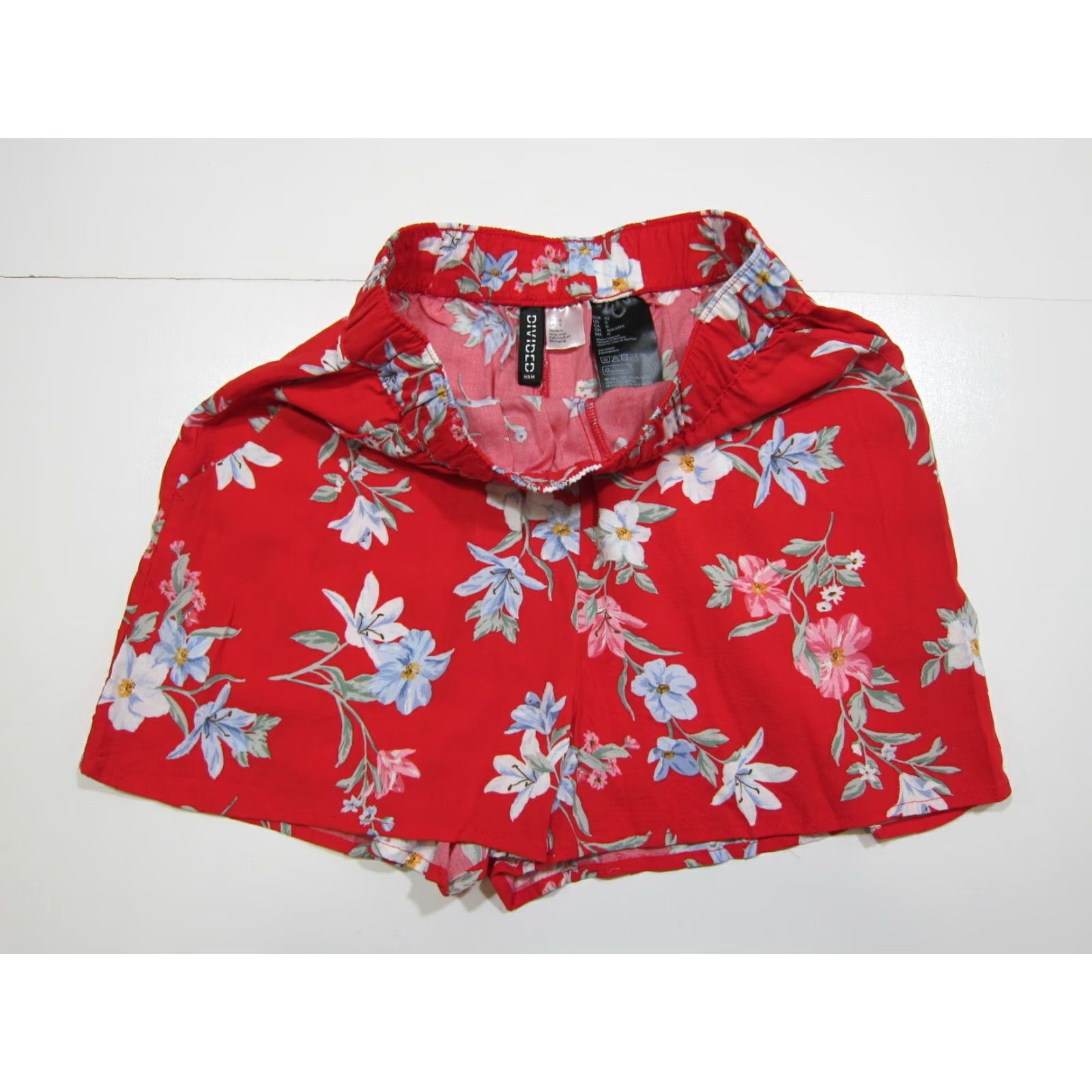 H&M NWT H&M 100% Rayon Red Floral High Rise Waist Short Women 0/4 Pocket Side Pockets 23" Waist 28" Stretched 36" Hip Inseam 2" Rise Beige? Wait no. Size 40" / US 18 - 6 Thumbnail