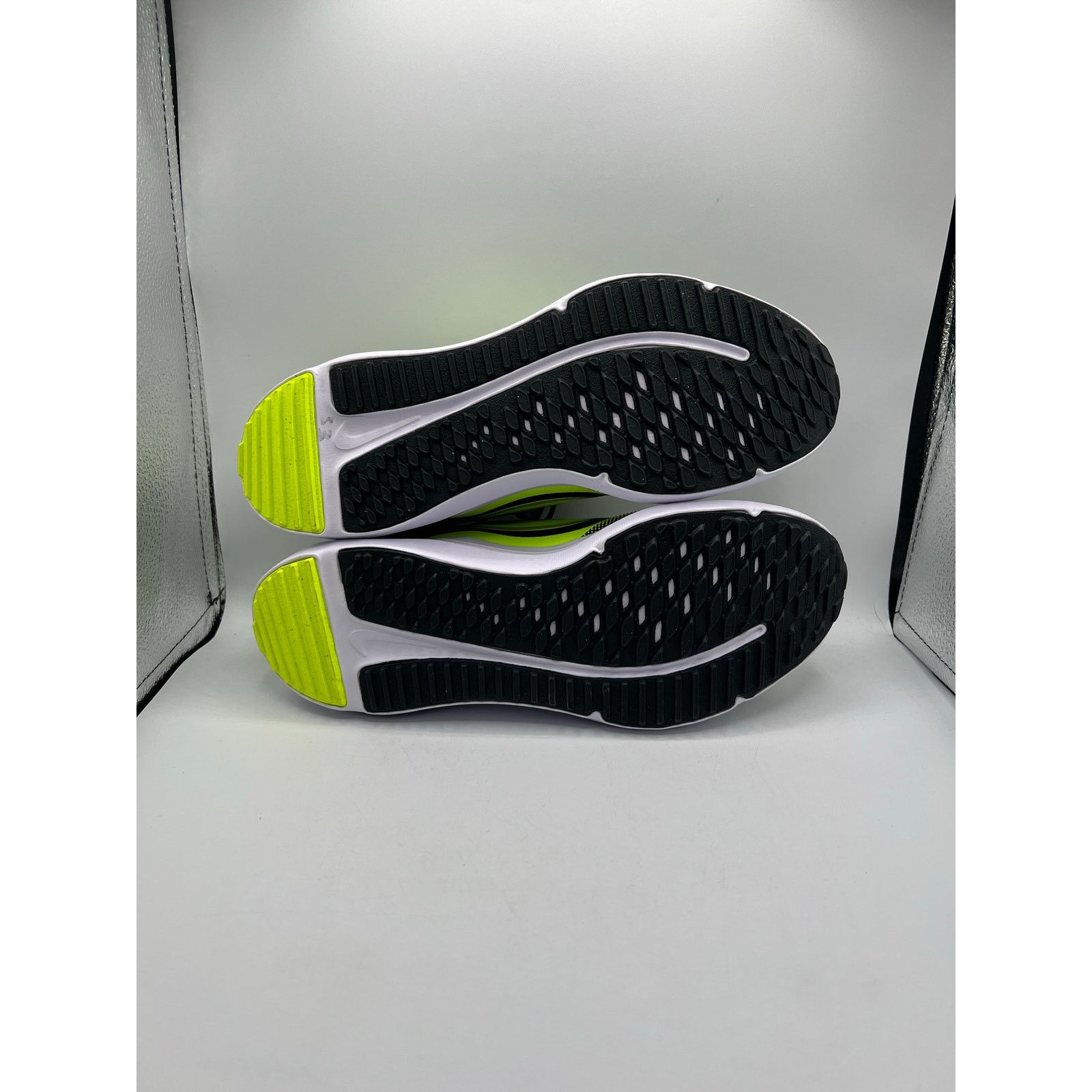 Nike Nike Cosmic Runner GS “Black Volt” size 6 Y Size US 6 / EU 39 - 5 Thumbnail