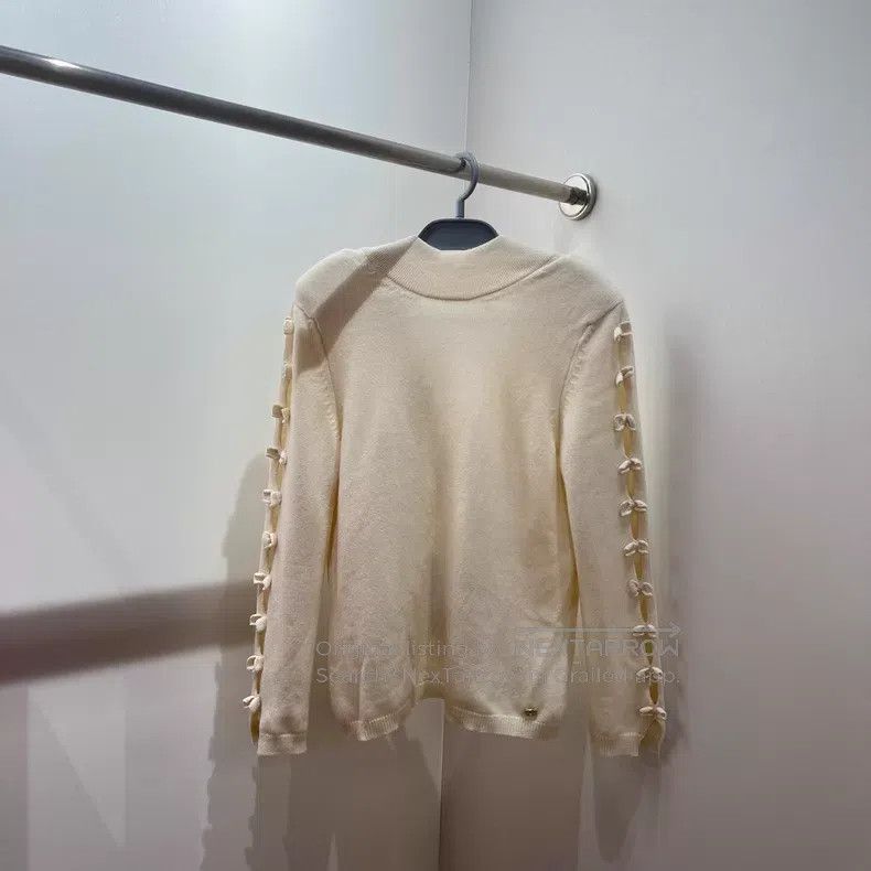 Chanel Chanel Metropolitan cashmere bow hollow v-neck knitwear Size M / US 6-8 / IT 42-44 - 1 Thumbnail