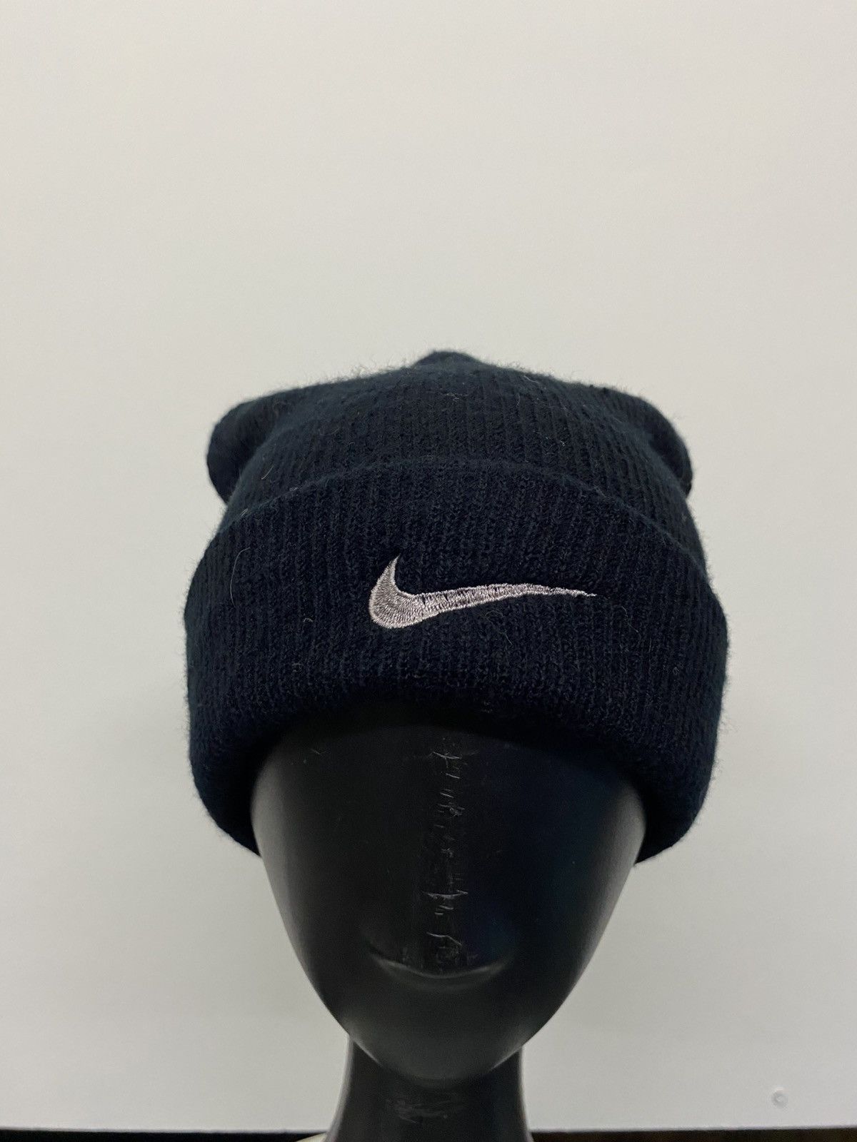 Nike Nike Small Logo Embroidered Beanie Hat Size ONE SIZE - 1 Thumbnail