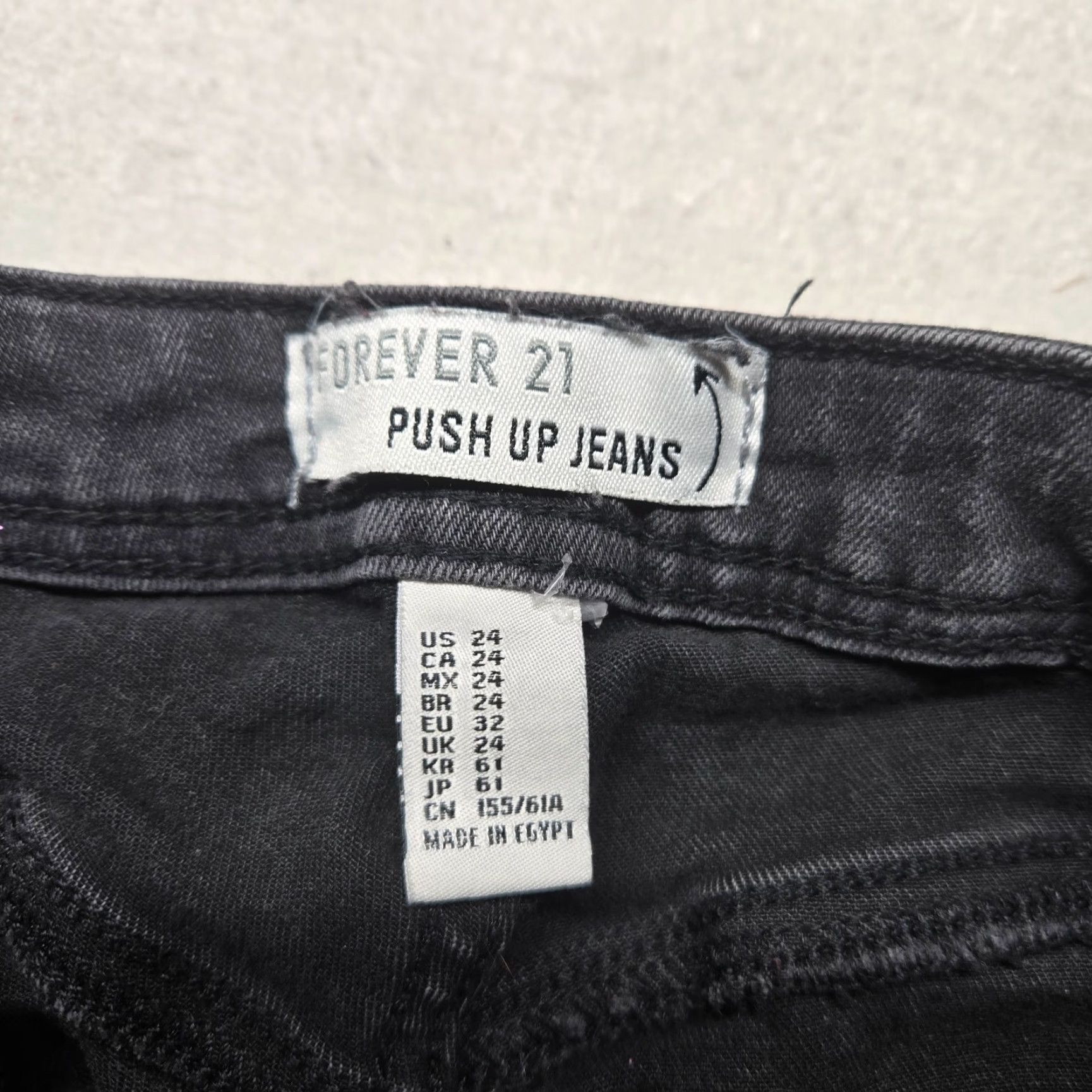 Forever 21 FOREVER 21 Jeans Skinny Mid Rise Black 24 Womens Pants Zip 5-Pocket Denim Cotton Blend Medium Wash Vintage No Inseam 28 Womens Size 42" / US 20 - 3 Thumbnail