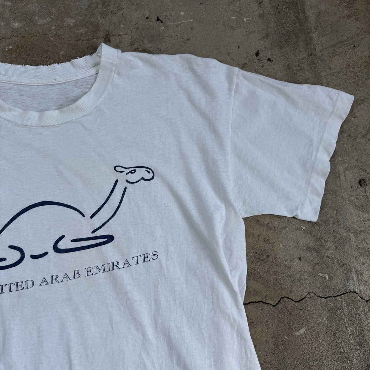 20471120 Vintage United Arab Emirates Distressed T-Shirt Size US L / EU 52-54 / 3 - 7 Thumbnail