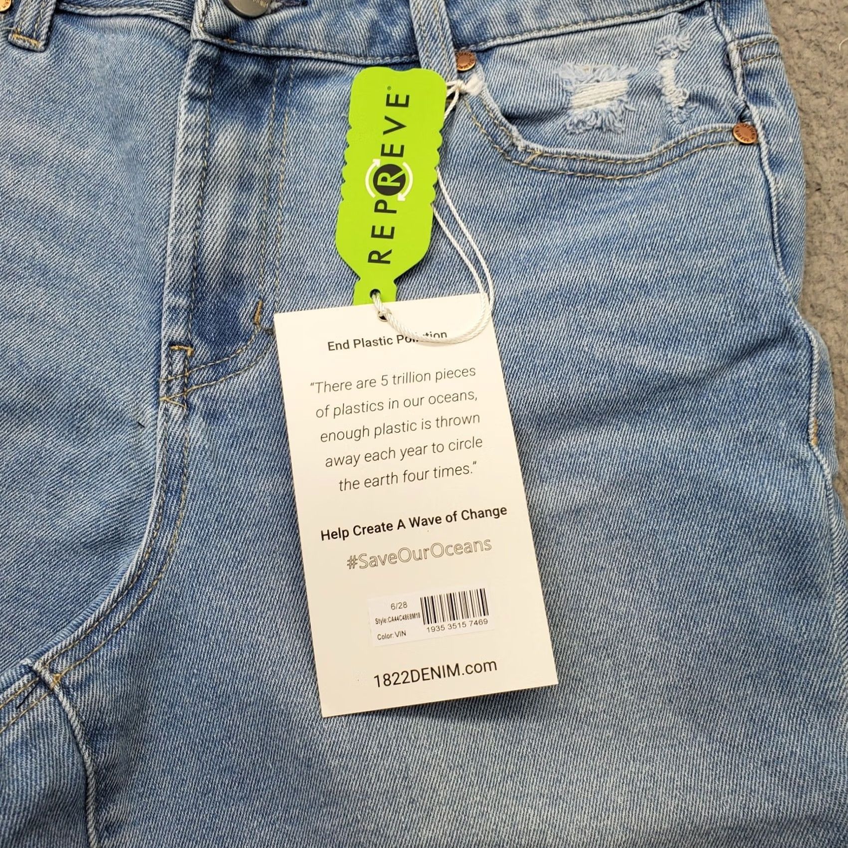 Vintage 1822 Denim Repreve Shorts Womens 6/28 Blue Denim High Rise Distressed Raw Hem Bermuda Size 28" / US 6 / IT 42 - 6 Thumbnail