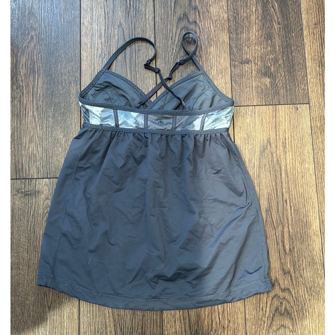 Lululemon Lululemon Grey Camo Cross Strap Yoga Tank top workout sz 8 Size M / US 6-8 / IT 42-44 - 2 Thumbnail