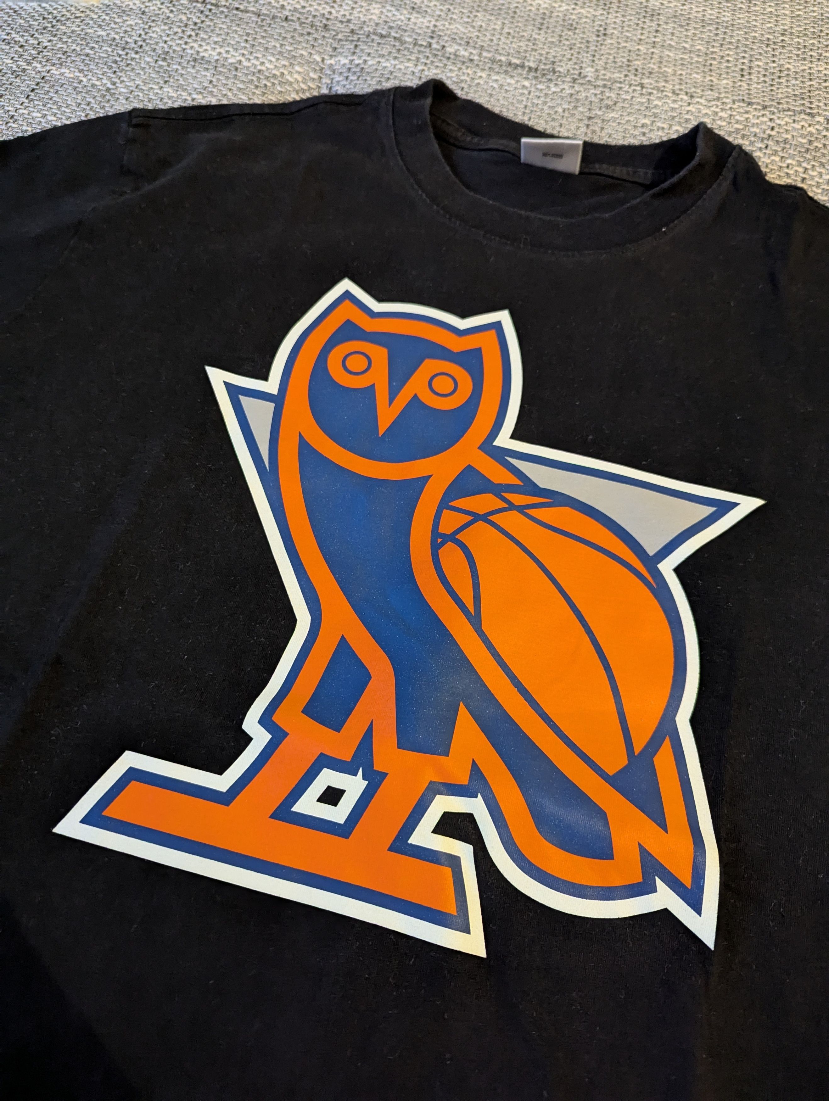 NBA × October's Very Own New York KNICKS x OVO (NBA T-shirt, New York Knicks) Size US XL / EU 56 / 4 - 2 Thumbnail