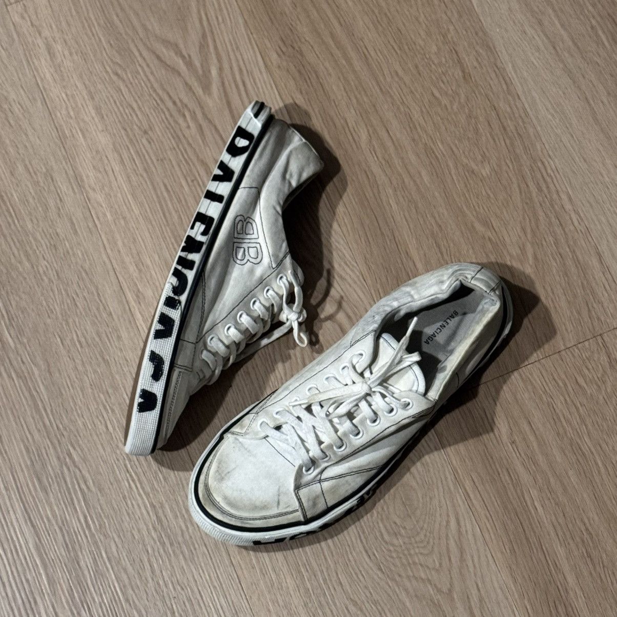 Balenciaga Balenciaga Paris Graffiti Distressed Low-Top