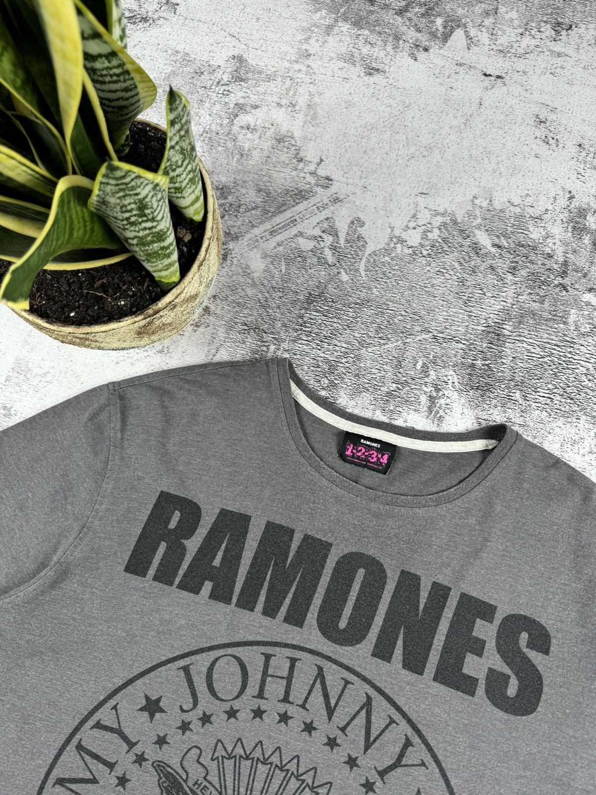 Band Tees Ramones Rock Punk Retro USA Big Logo Grey Men XXL T Shirt Tee Size US XXL / EU 58 / 5 - 6 Thumbnail