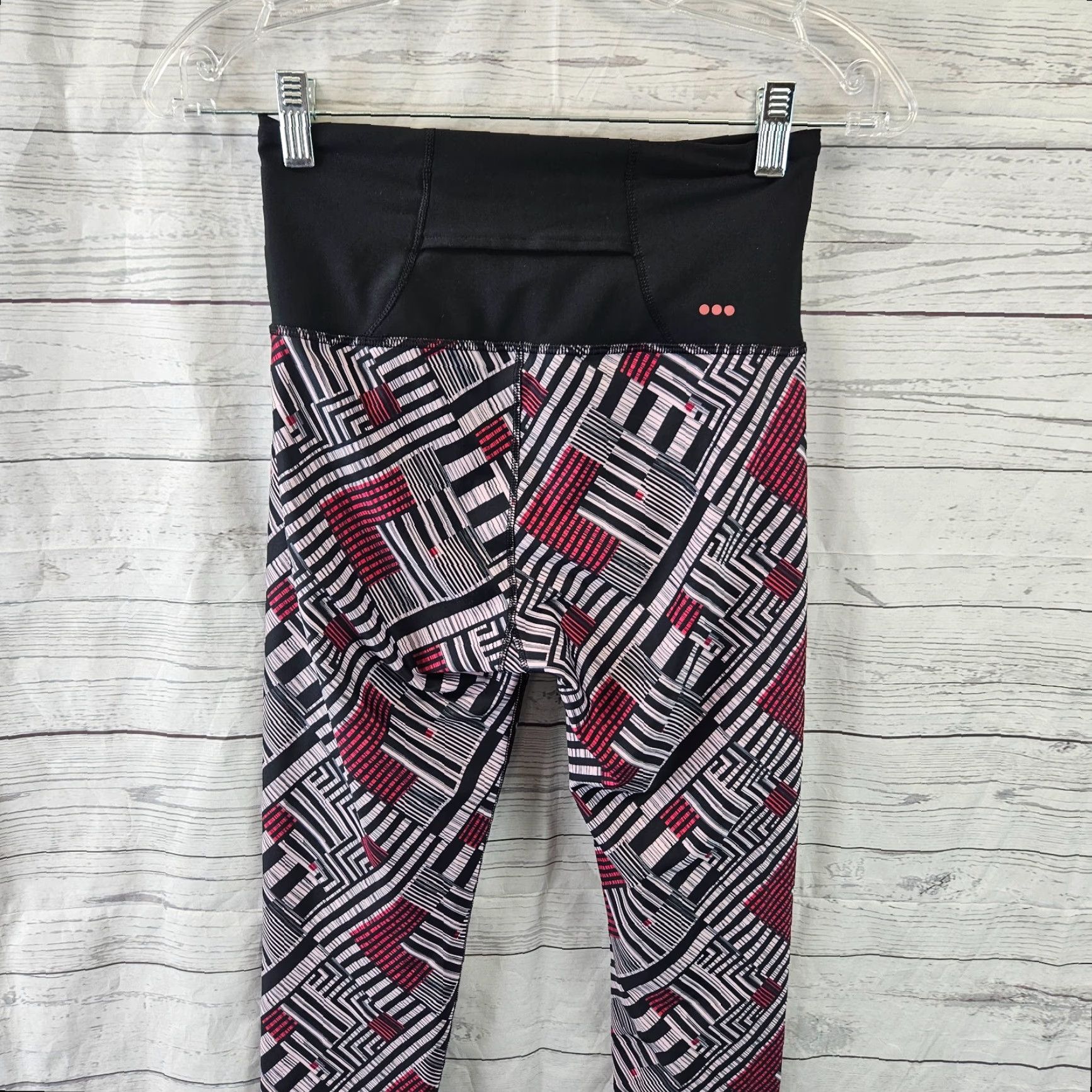 Saucony Saucony Womens Leggings XS Black Pink Size XS Leggings Activewear Womens Shoes? Size 26" / US 2 / IT 38 - 4 Thumbnail