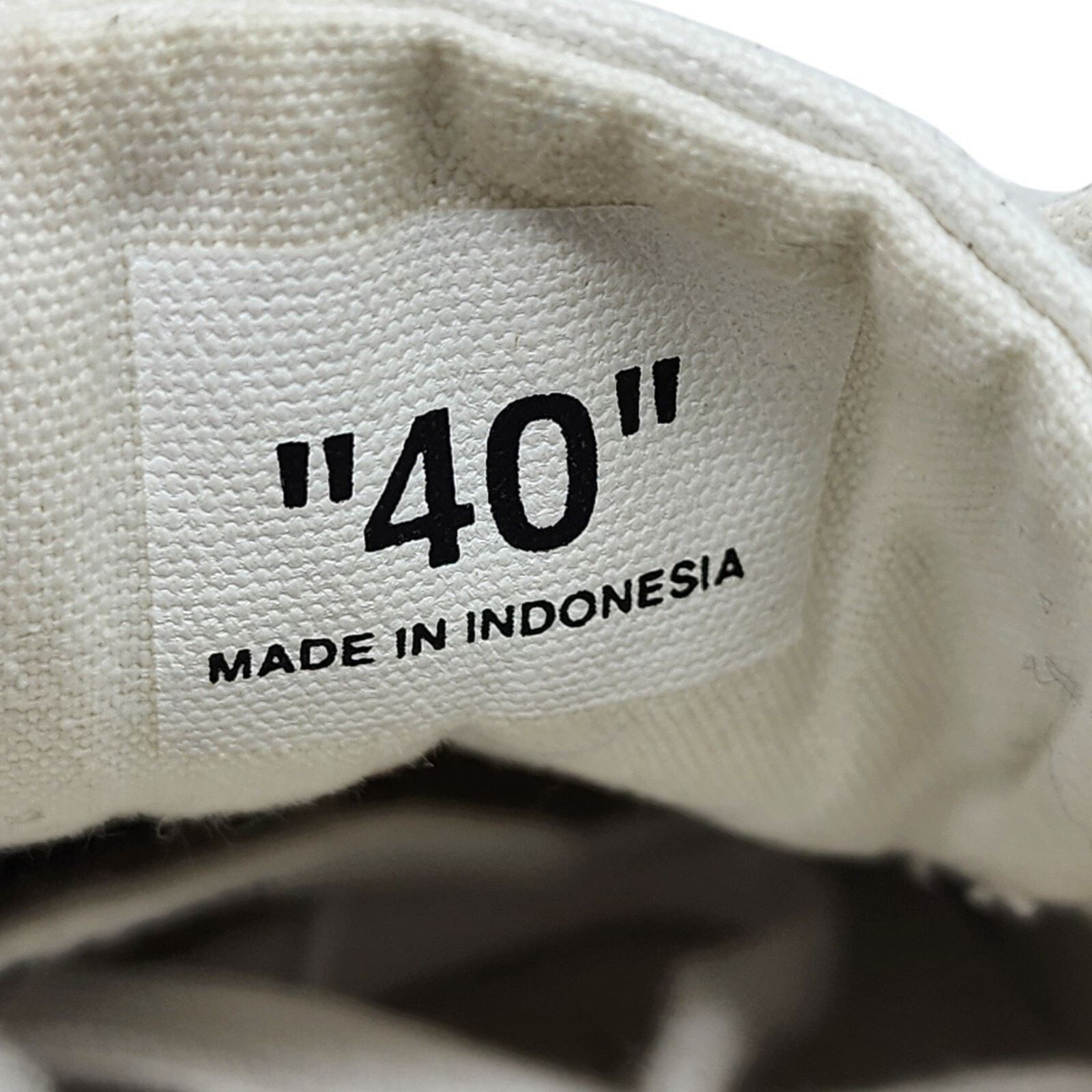 Off-White Vulc Low Canvas White Red Sneakers EU 40 US 7M 10W Size US 7 / EU 40 - 10 Thumbnail