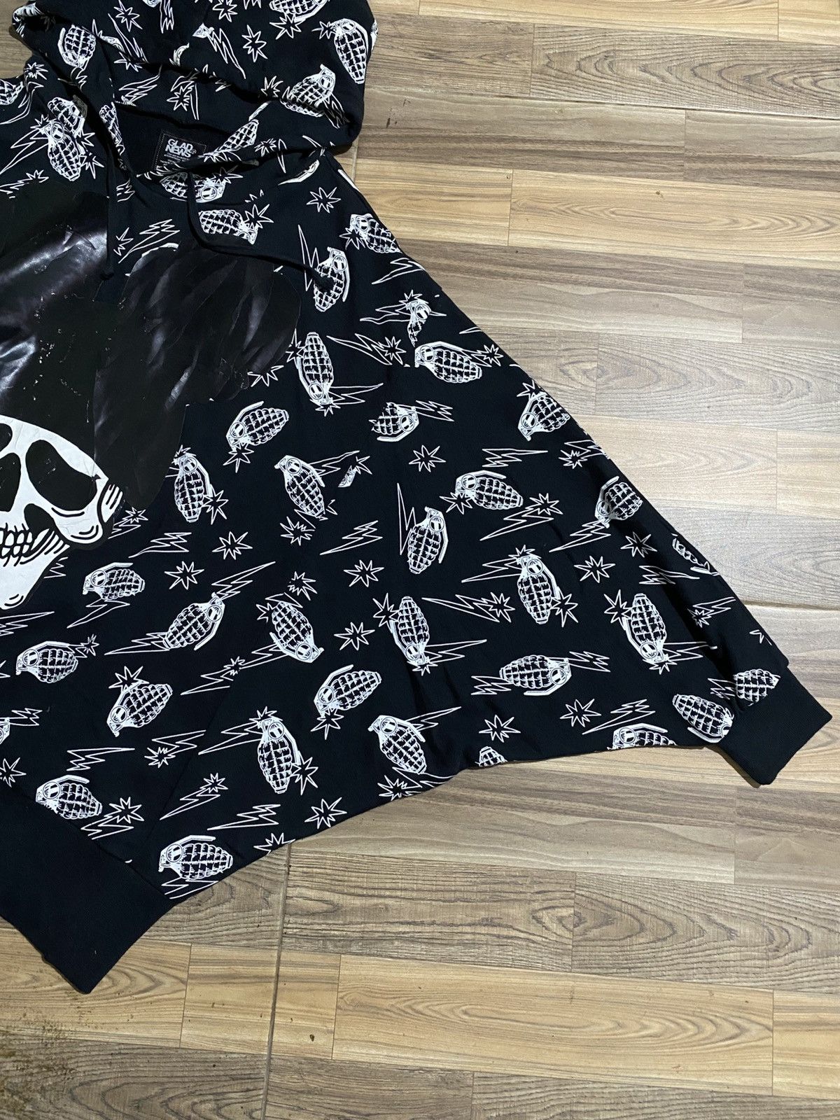 If Six Was Nine GLAD NEWS MICKEY SKULL GRENADE PONCHO HOODIES Size US L / EU 52-54 / 3 - 2 Thumbnail