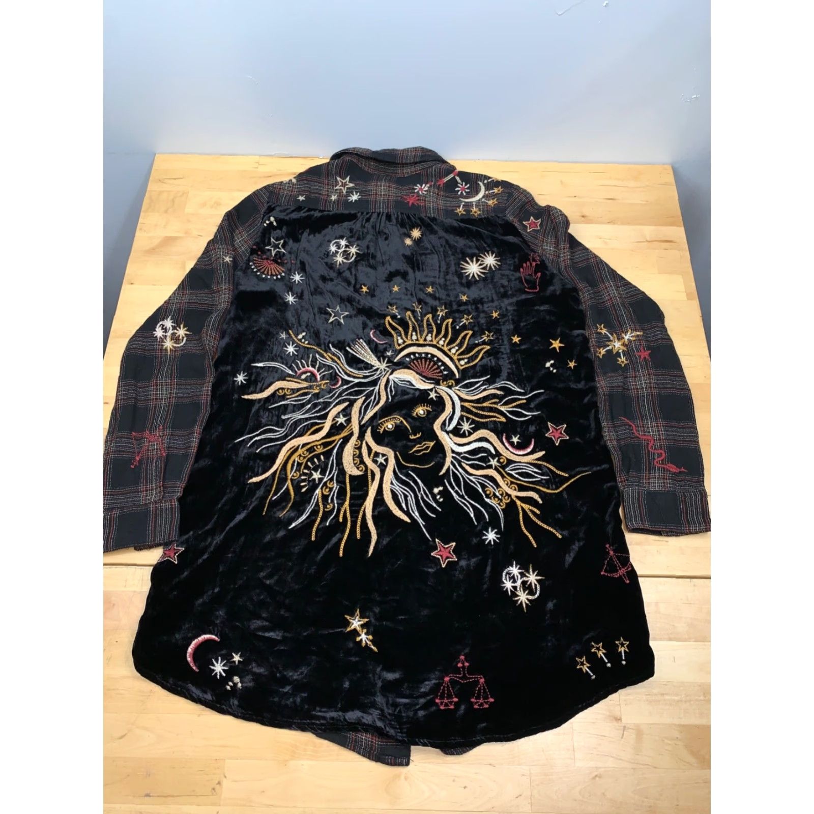 Johnny Was VINTAGE Johnny Was Workshop Zodiac Embroidered Button-Up Long Sleeve XS Velvet Black Women's Shirt/ tunic (if applicable) Size XS / US 0-2 / IT 36-38 - 3 Thumbnail