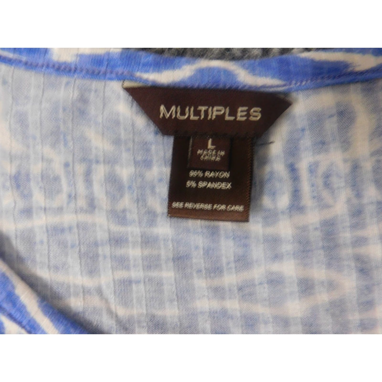 Vintage Multiples Womens Blouse L Blue Short Sleeve Crew Neck Pullover Floral Rayon Stretch Casual Buttons Regular Front Blemishes Size L / US 10 / IT 46 - 6 Thumbnail