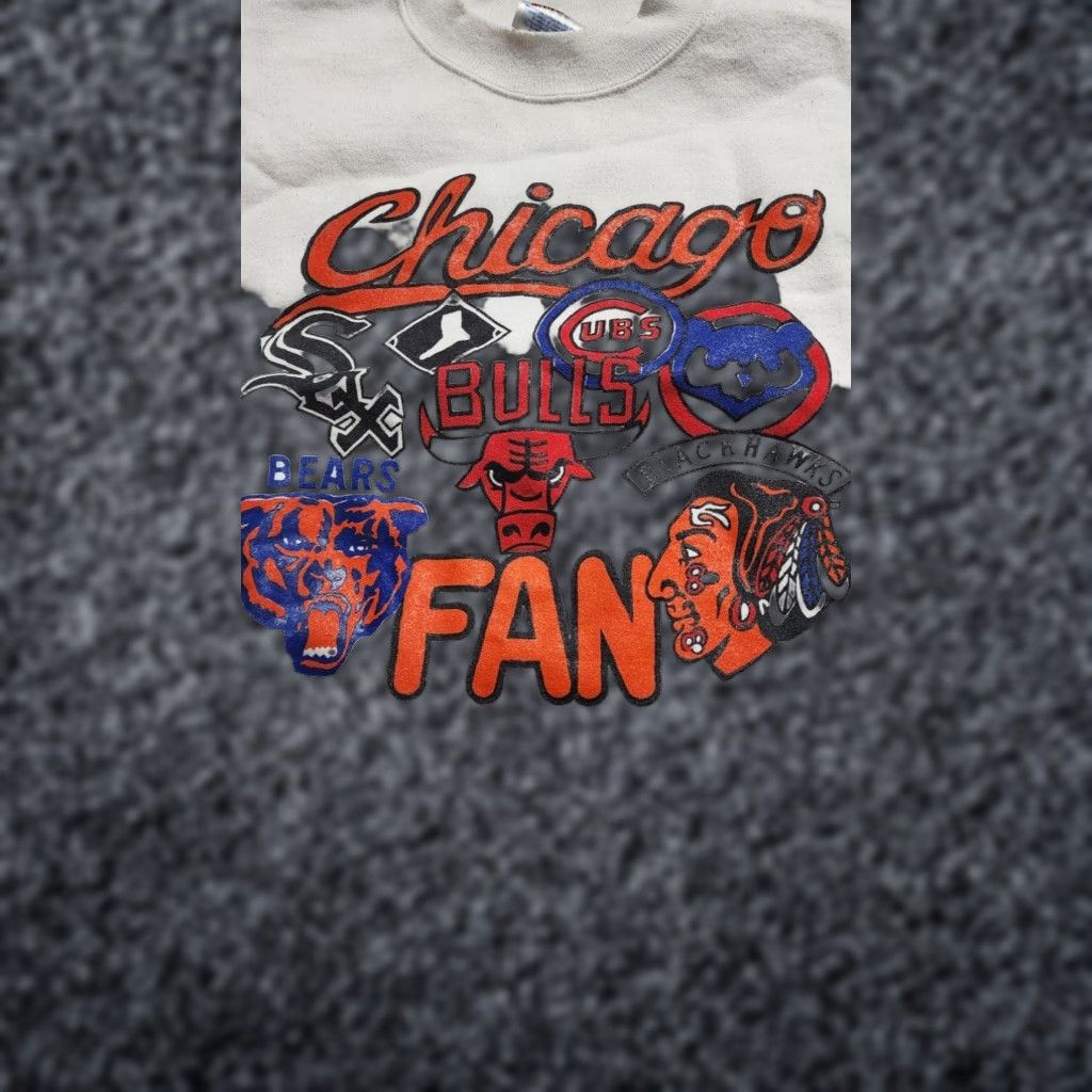 Vintage VINTAGE Chicago Fan Sports XL Mens White Cotton Blend Long Sleeve Sweatshirt Distressed Crew Neck Pullover Hockey Football Baseball Mens Size US XL / EU 56 / 4 - 1 Thumbnail