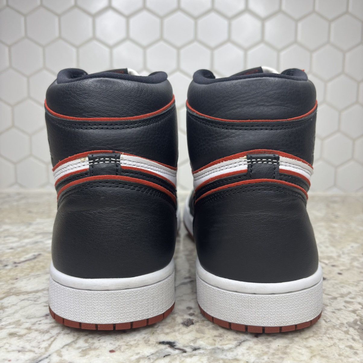 Jordan Brand Size 9.5 - Jordan 1 High OG Bloodline 2019 Light Wear W/Box Size US 9.5 / EU 42-43 - 11 Thumbnail