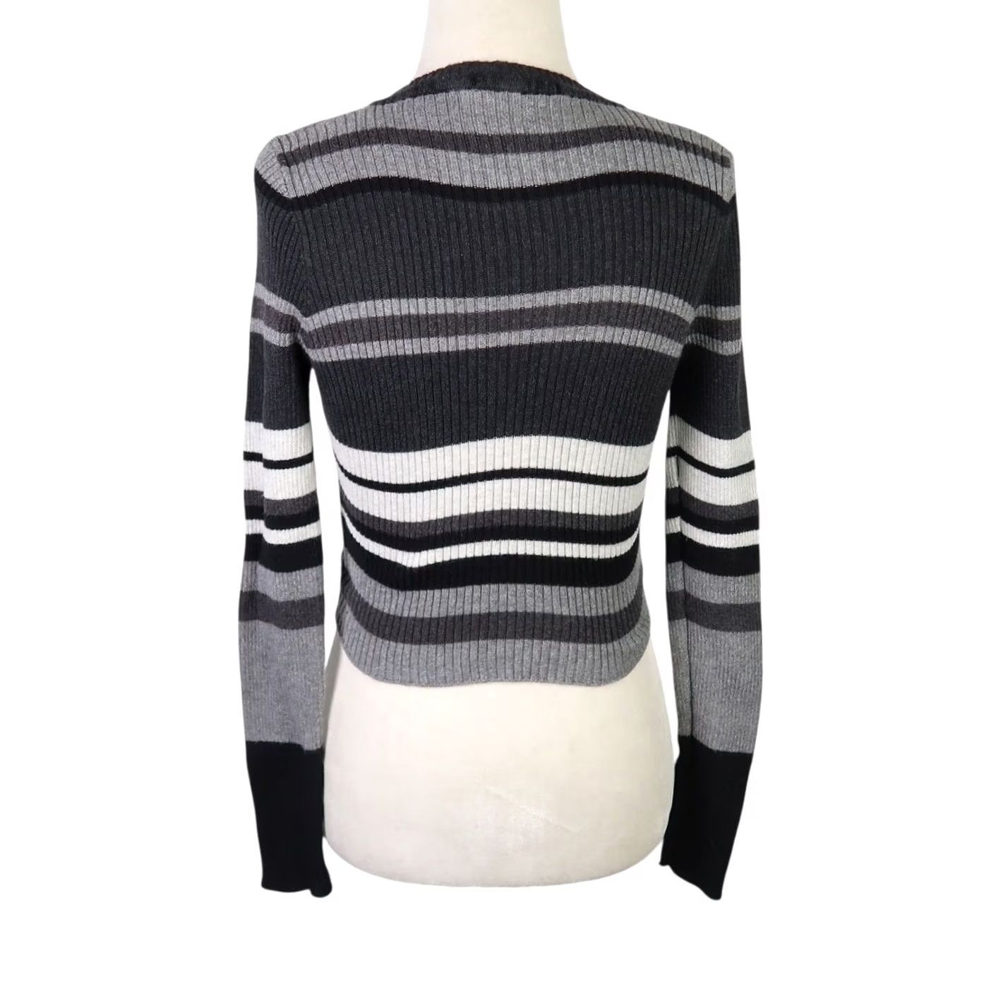 Brandy Melville Brandy Melville Grey Striped Rib Knit Long Sleeve Crop Sweater Size S / US 4 / IT 40 - 4 Thumbnail