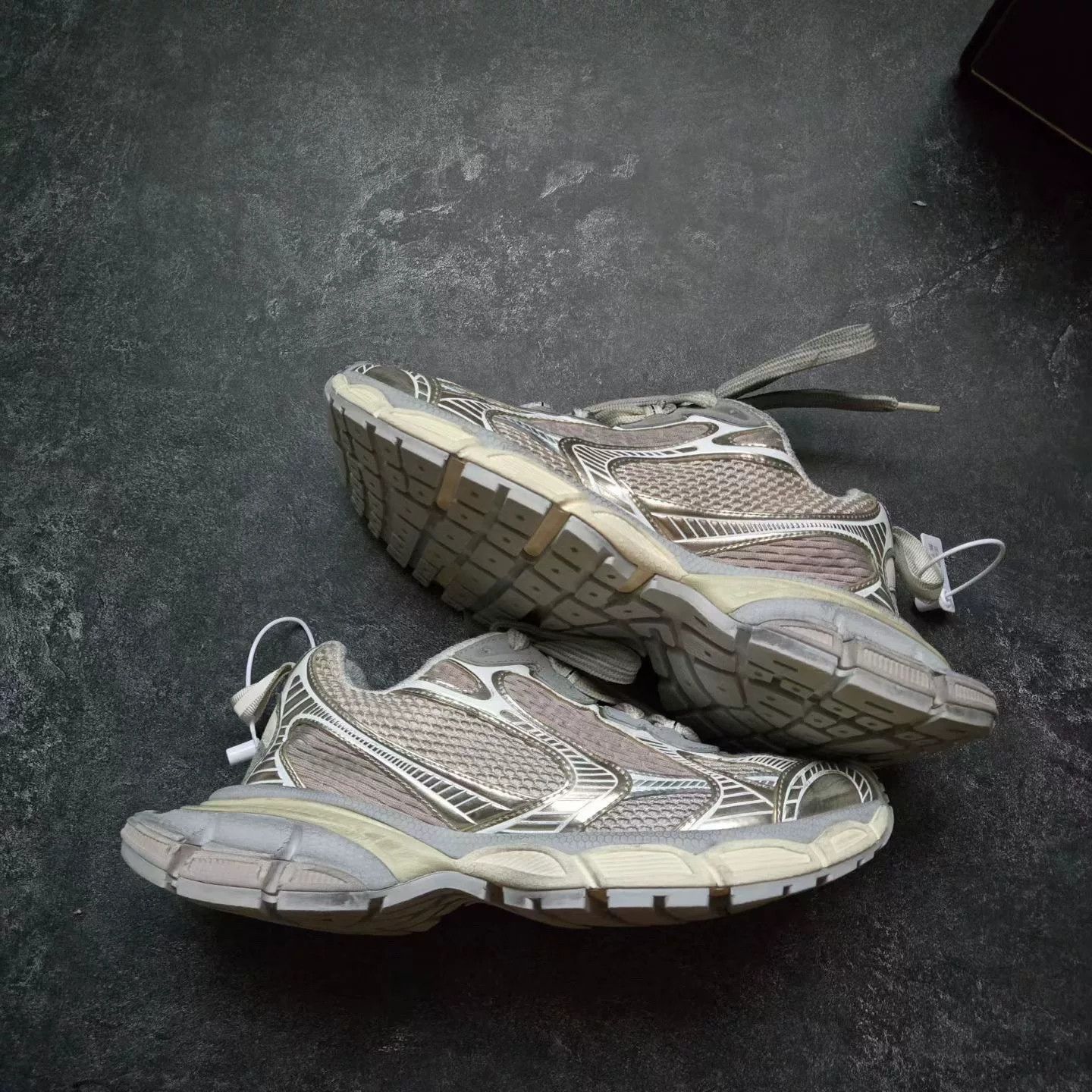 Balenciaga Balenciaga Beige Lowtop Sneakers XXXL Men Size US 10 / EU 43 - 1 Thumbnail