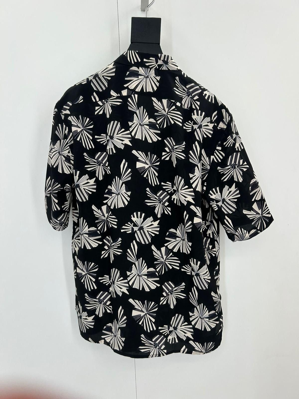 Saint Laurent Paris Short-sleeve shirt with pointed collar and side splits Size US S / EU 44-46 / 1 - 2 Thumbnail