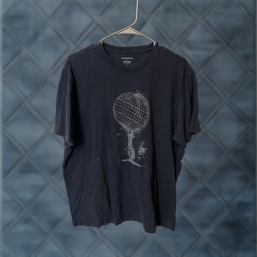 Banana Republic Banana Republic T-Shirt Floral Globe Earth Navy Blue Size Large Men Crew Neck Short Sleeve Cotton Blend Size US L / EU 52-54 / 3 - 1 Thumbnail