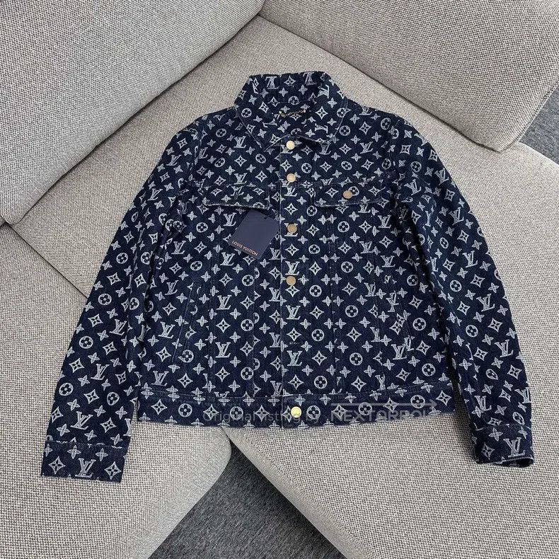 Louis Vuitton Louis Vuitton Full logo presbyopic single-breasted casual Size US M / EU 48-50 / 2 - 1 Thumbnail