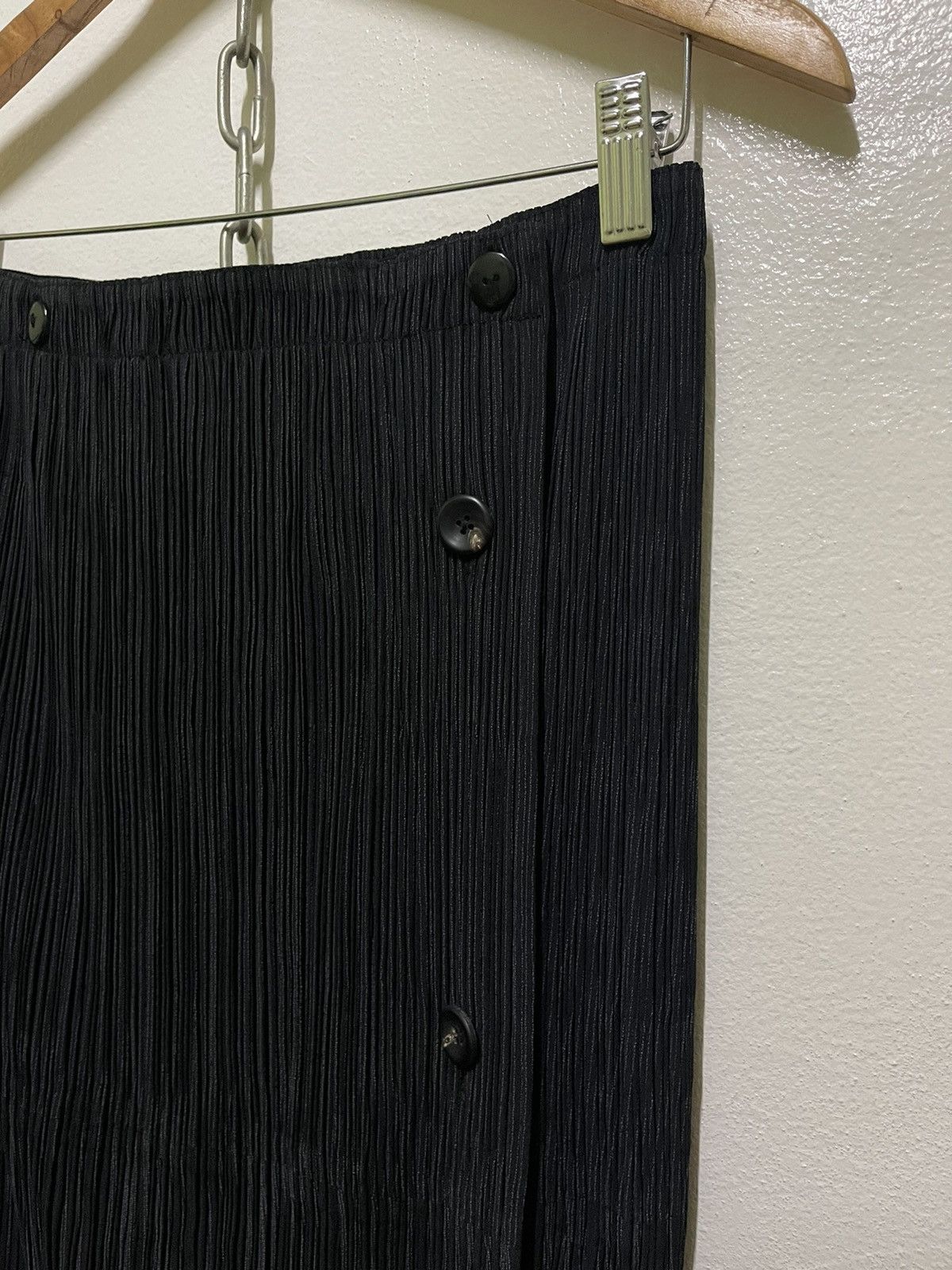 Issey Miyake × Japanese Brand Issey Miyake Sample Pleated Button Wrap Skirt Black Size 27" / US 4 / IT 40 - 5 Thumbnail